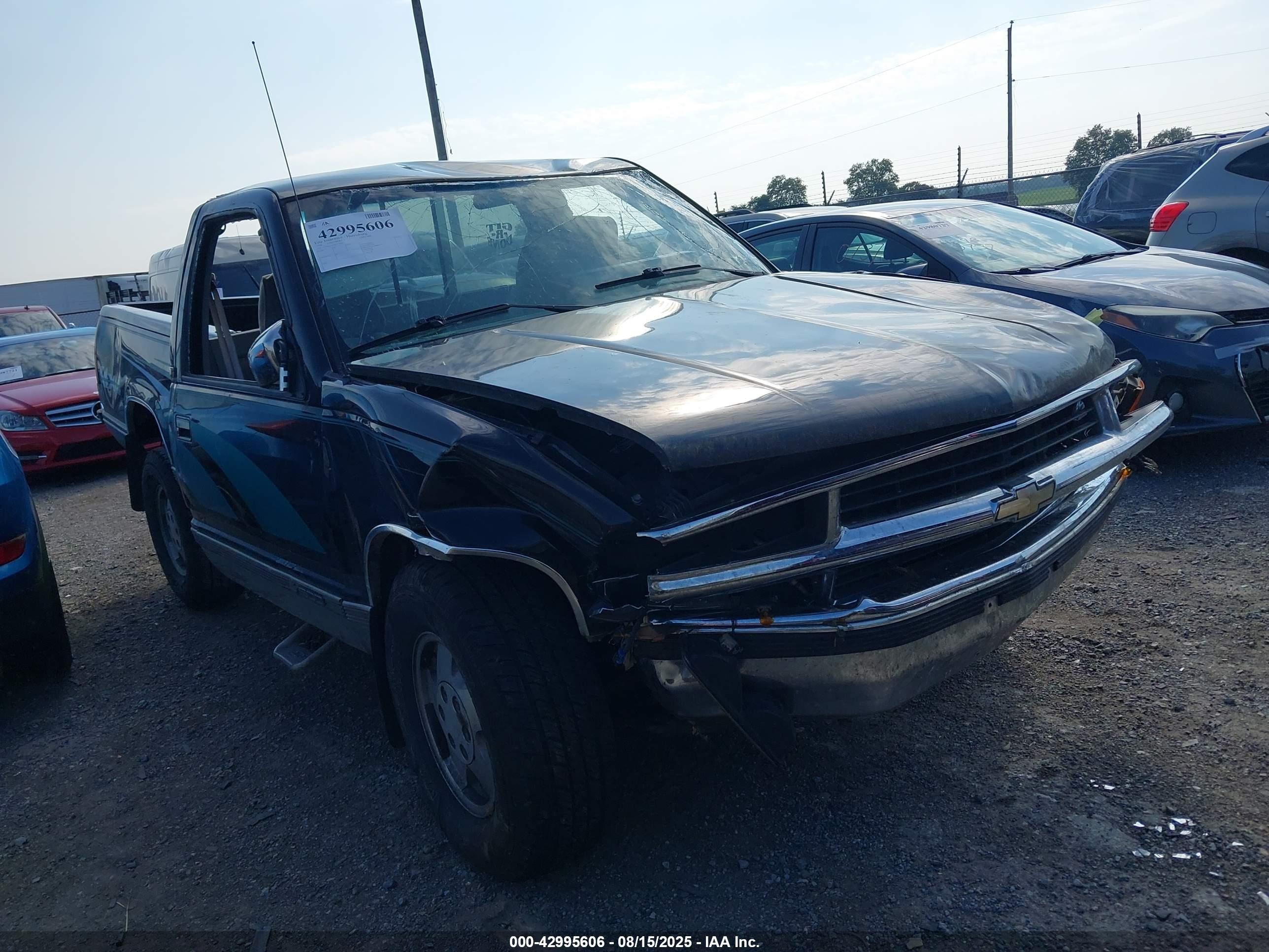 1994 Chevrolet K1500, VIN 1GBEK14K6RZ179045 — Front end