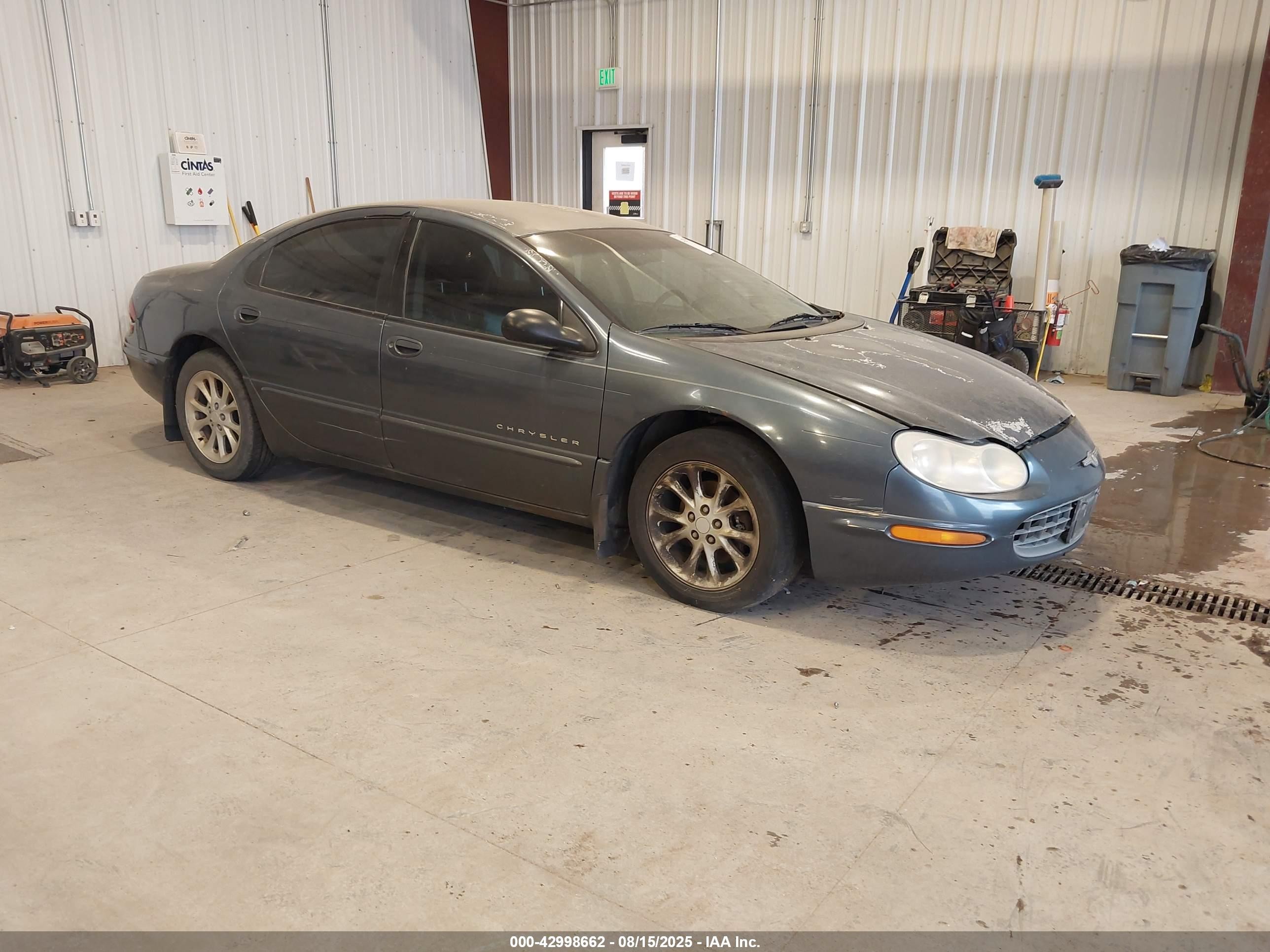 2000 Chrysler LHS, VIN 2C3HC56G2YH260620 — Зад