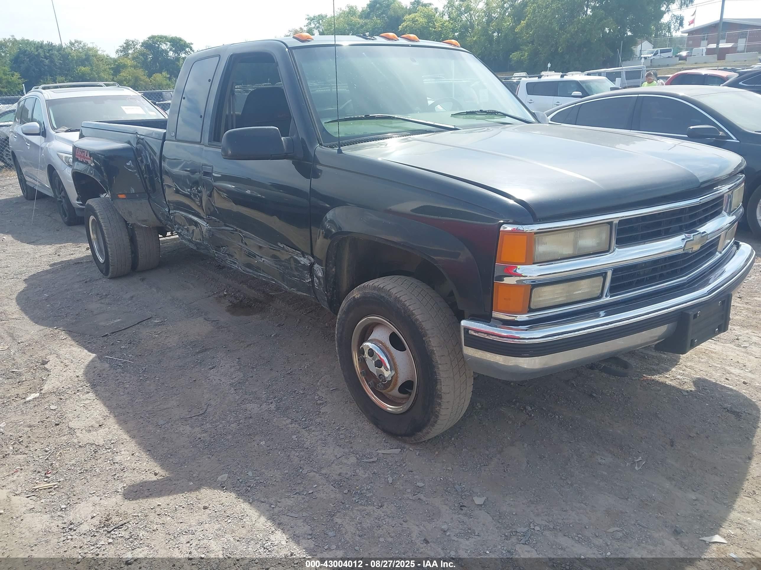 2000 Chevrolet Silverado 3500, VIN 1GCHK39J3YF475760 — Side
