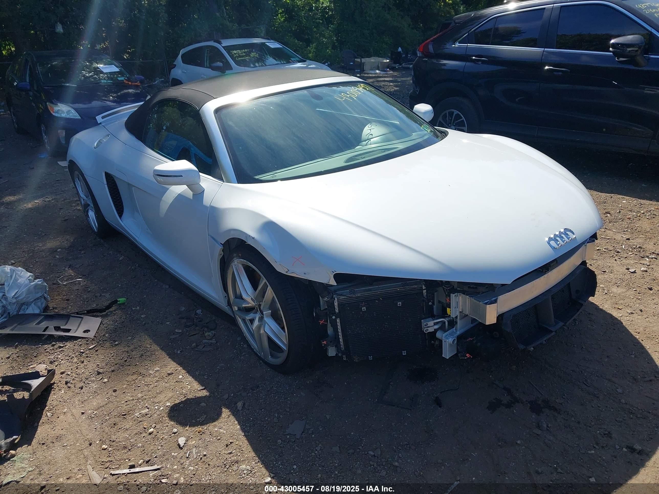 2014 Audi R8, VIN WUAWUAFG9EN000133 — Front end