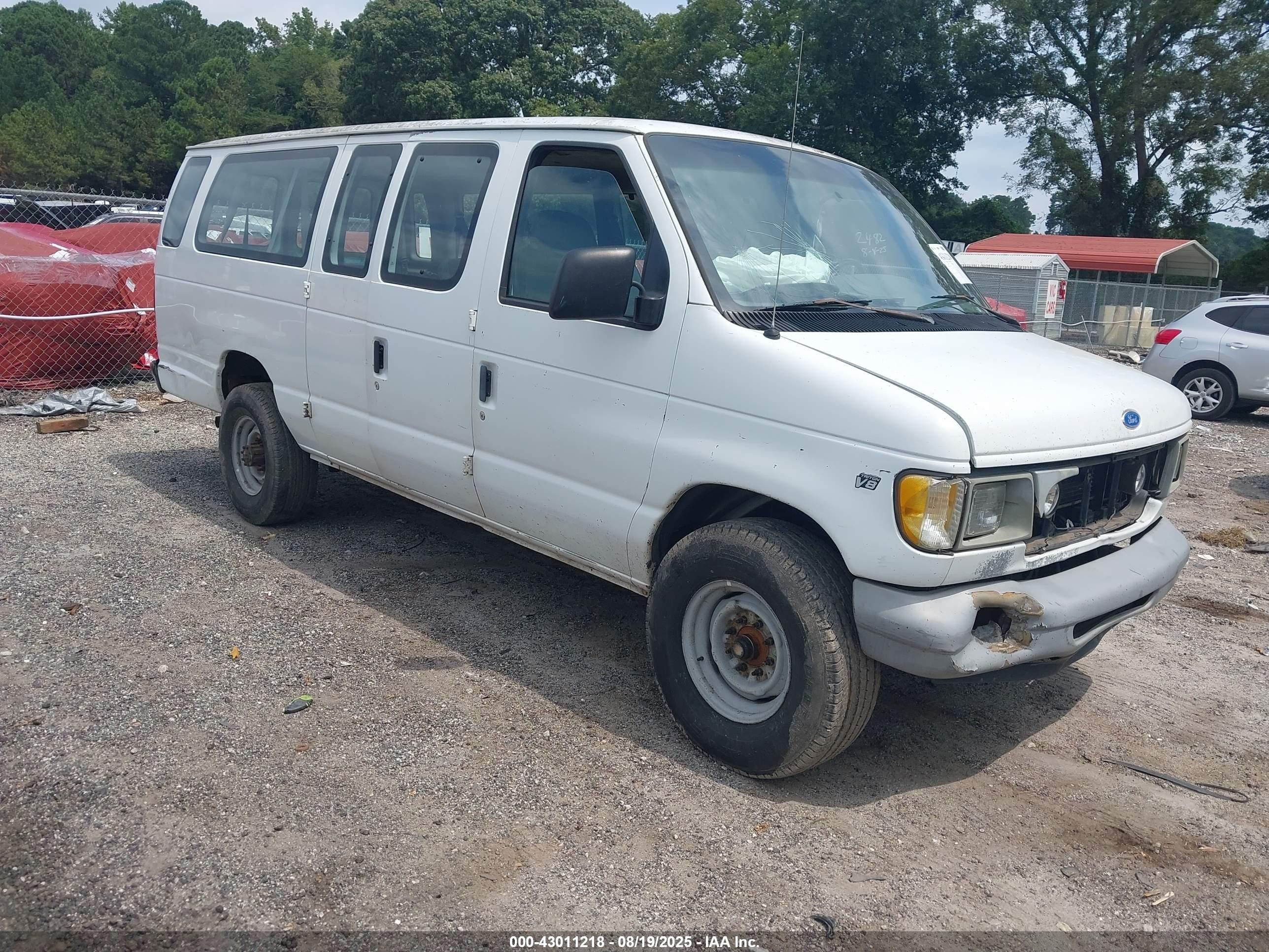 1997 Ford Econoline Wagon XL, VIN 1FBJS31L2VHA99409 — Front end