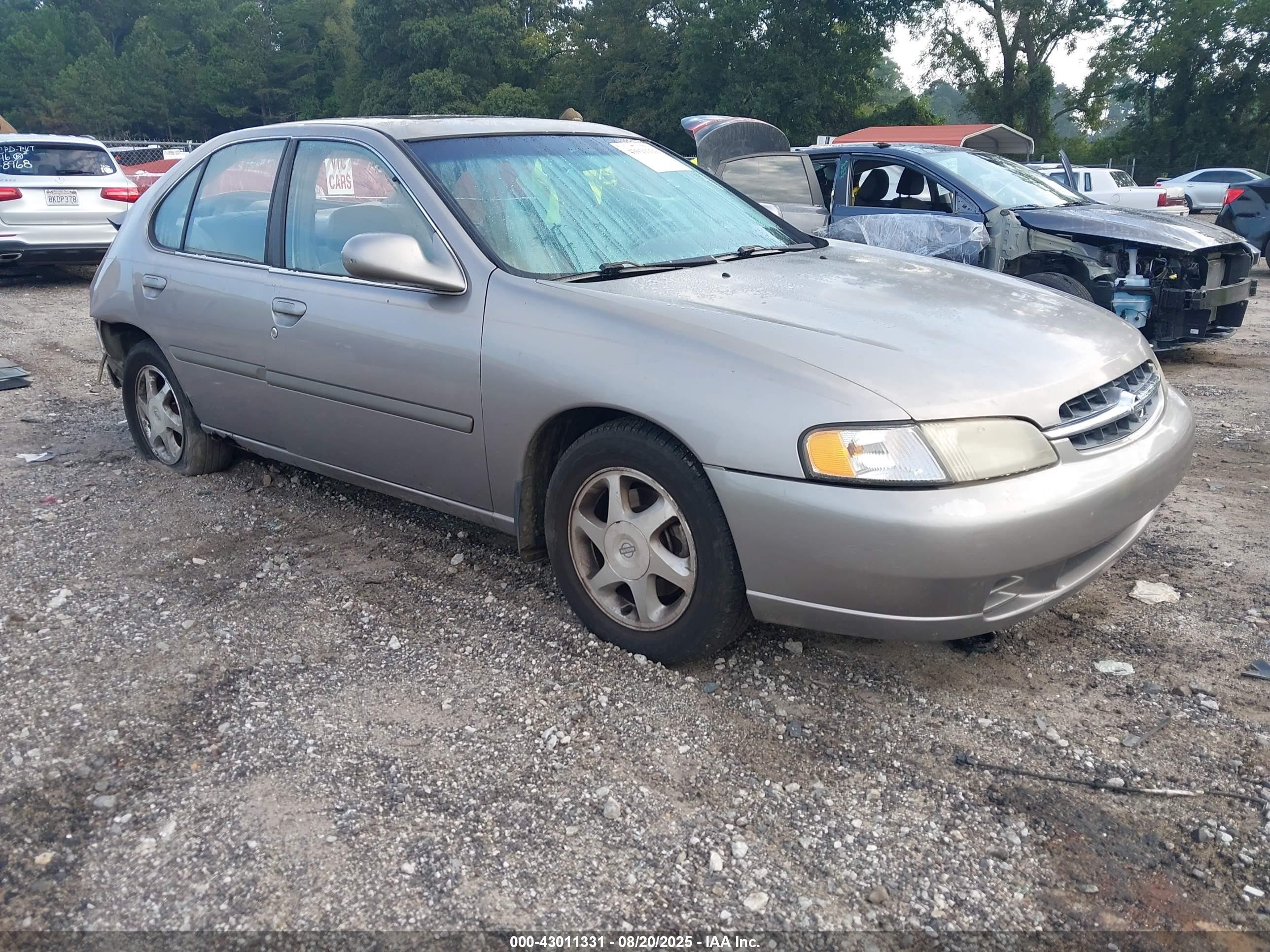 1999 Nissan Altima XE, VIN 1N4DL01DXXC143272 — Rear end