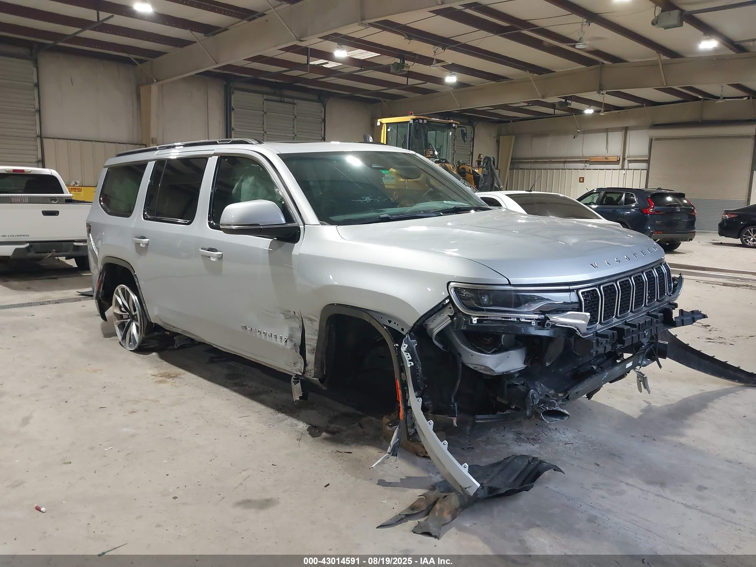 2022 Jeep Wagoneer Series II, VIN 1C4SJVBT1NS135638 — Перед