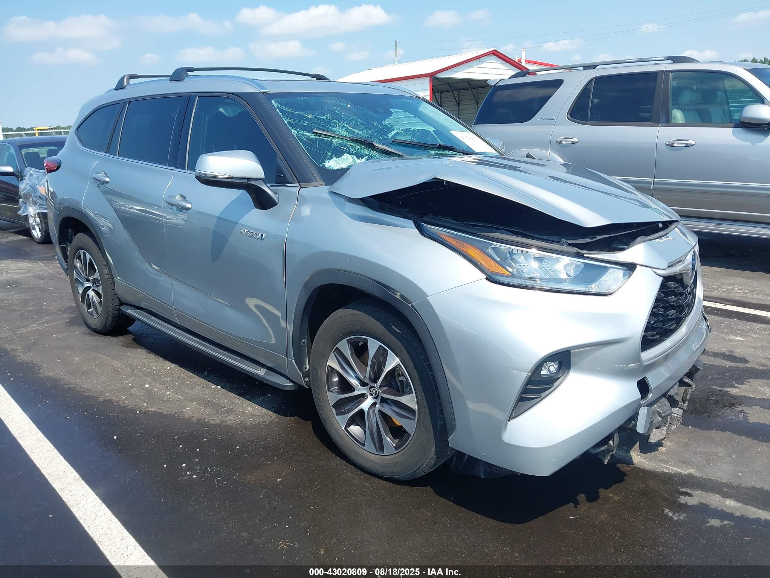 2020 Toyota Highlander Hybrid XLE, VIN 5TDGARAH2LS502109 — Front end