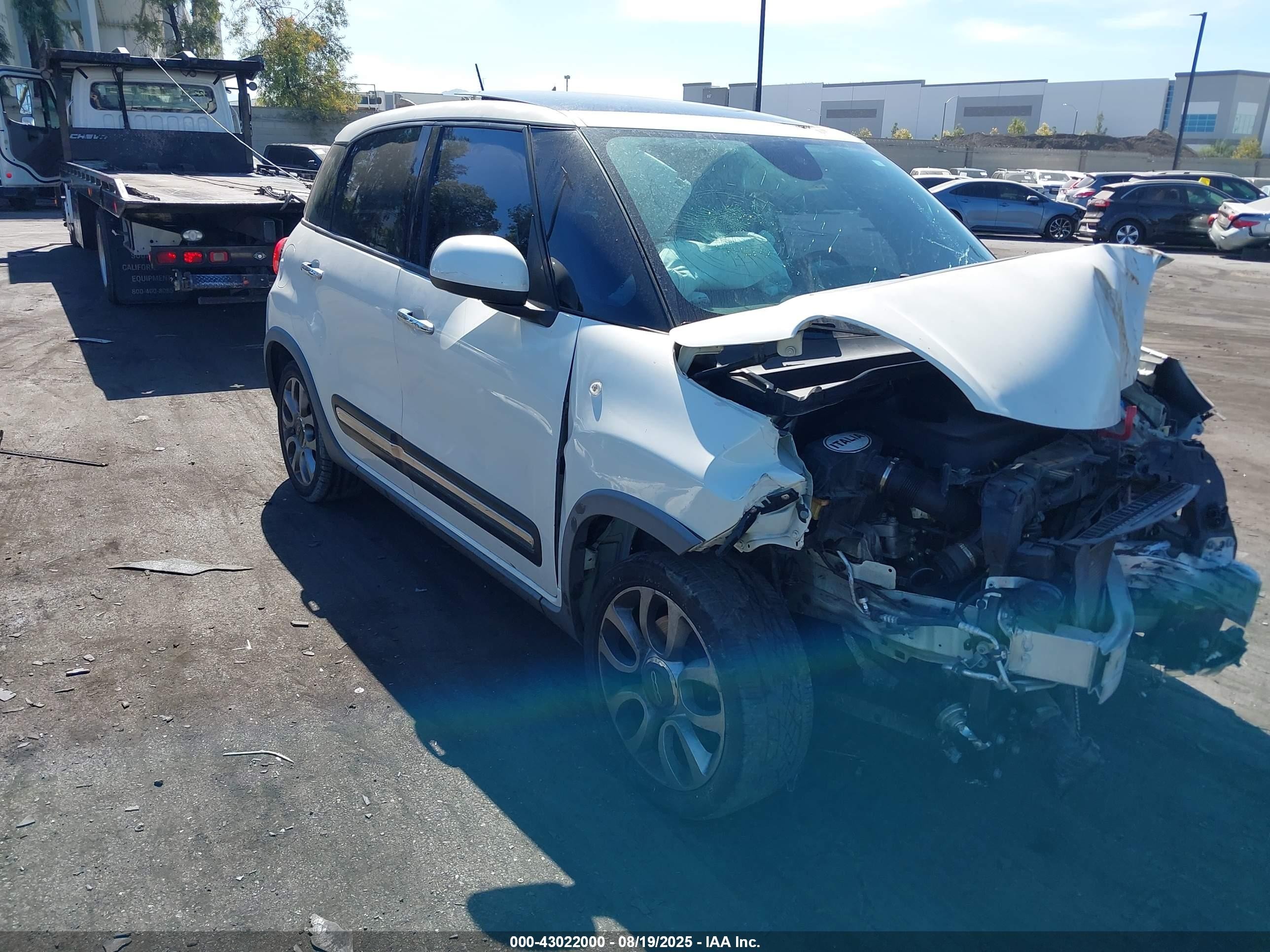 2015 FIAT 500L Urbana Trekking, VIN ZFBCFADH6FZ033156 — Front end