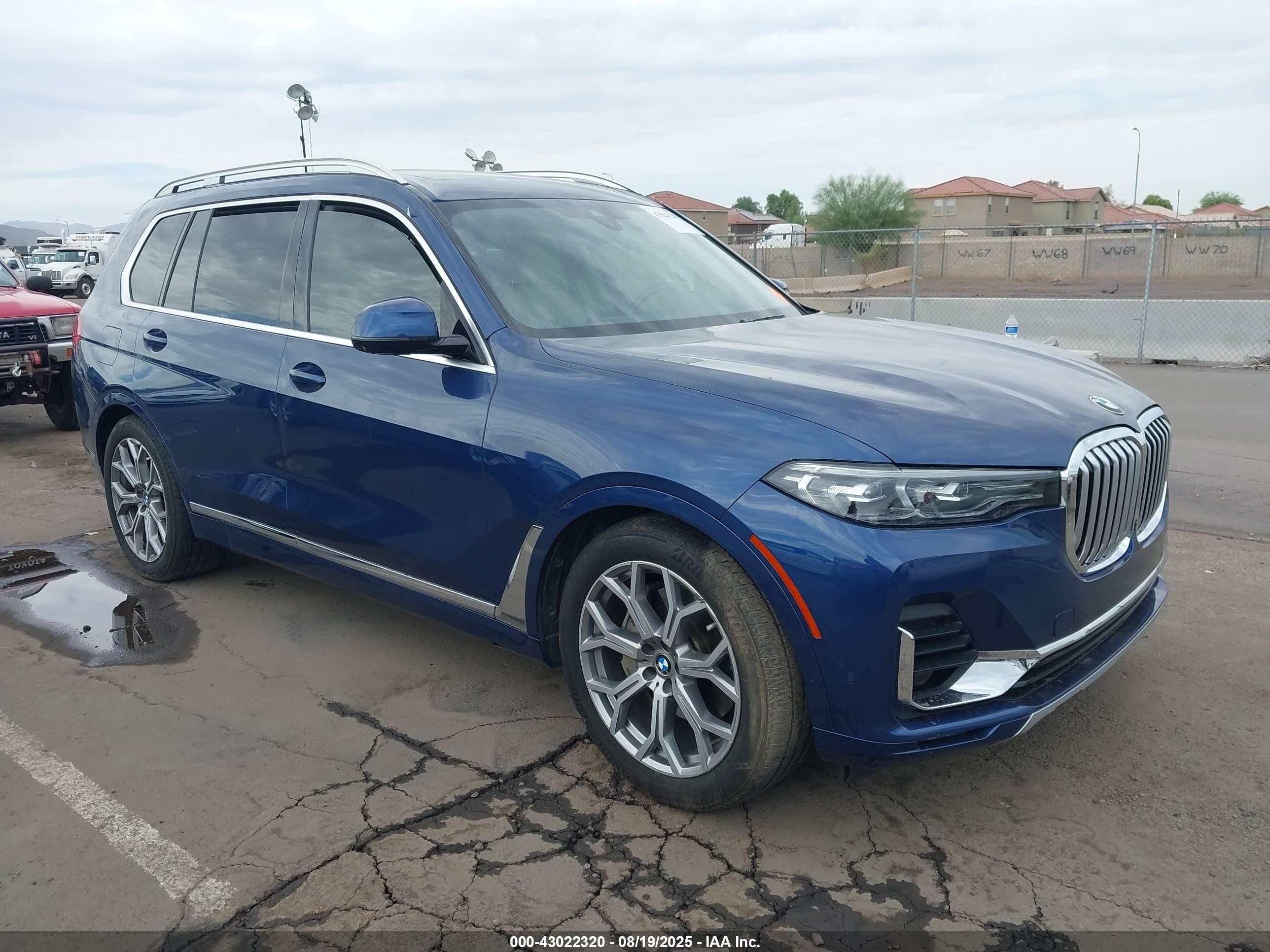 2020 BMW X7 xDrive40i, VIN 5UXCW2C08L9C87172 — Side