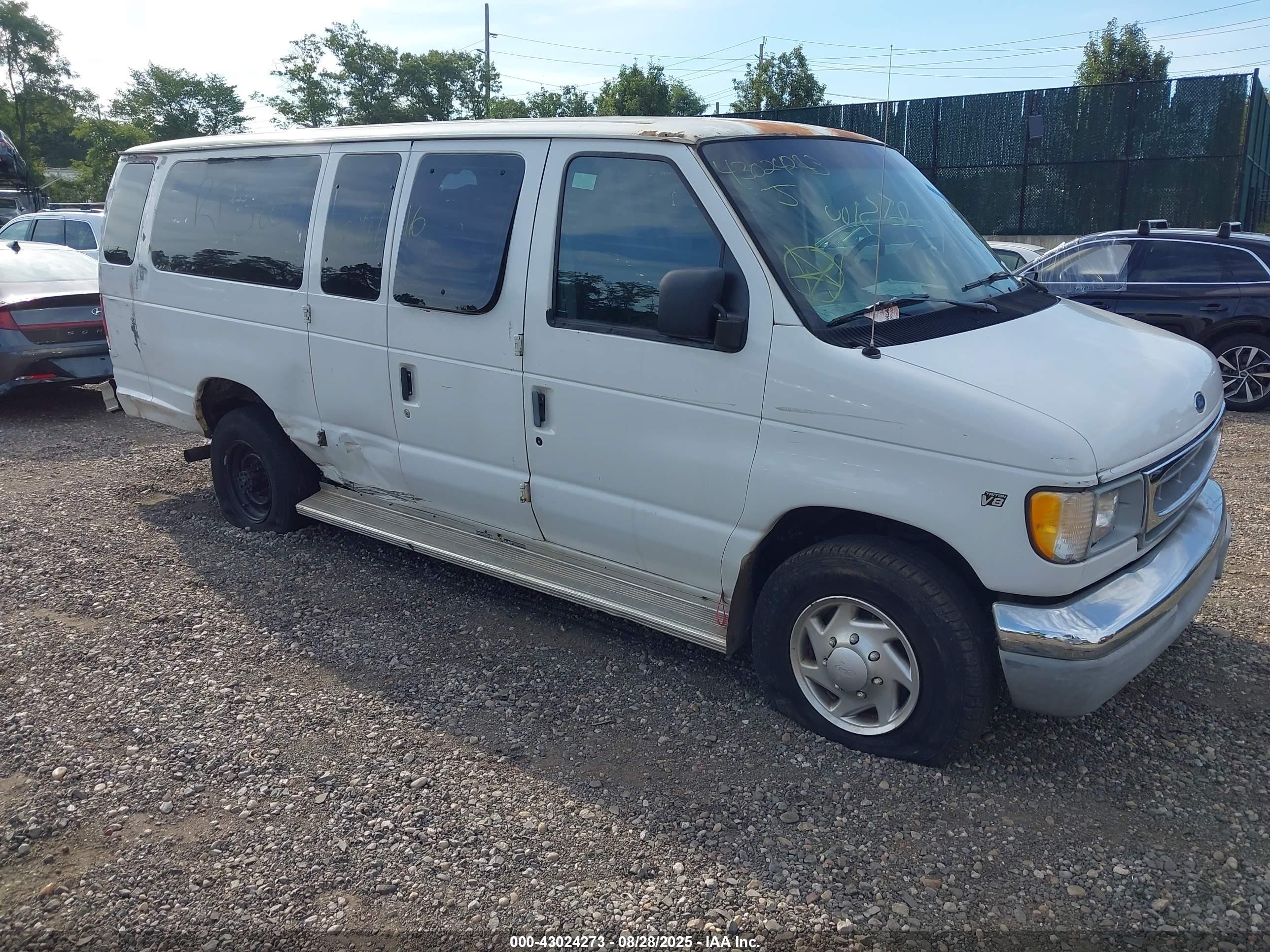 1998 Ford Econoline Wagon XL, VIN 1FBSS31L7WHA39163 — All over