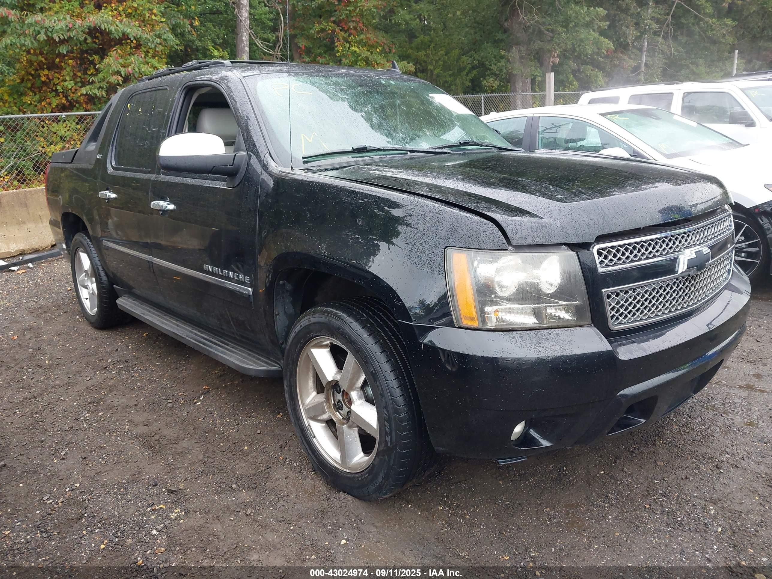 2011 Chevrolet Avalanche LTZ, VIN 3GNTKGE30BG127825 — Side