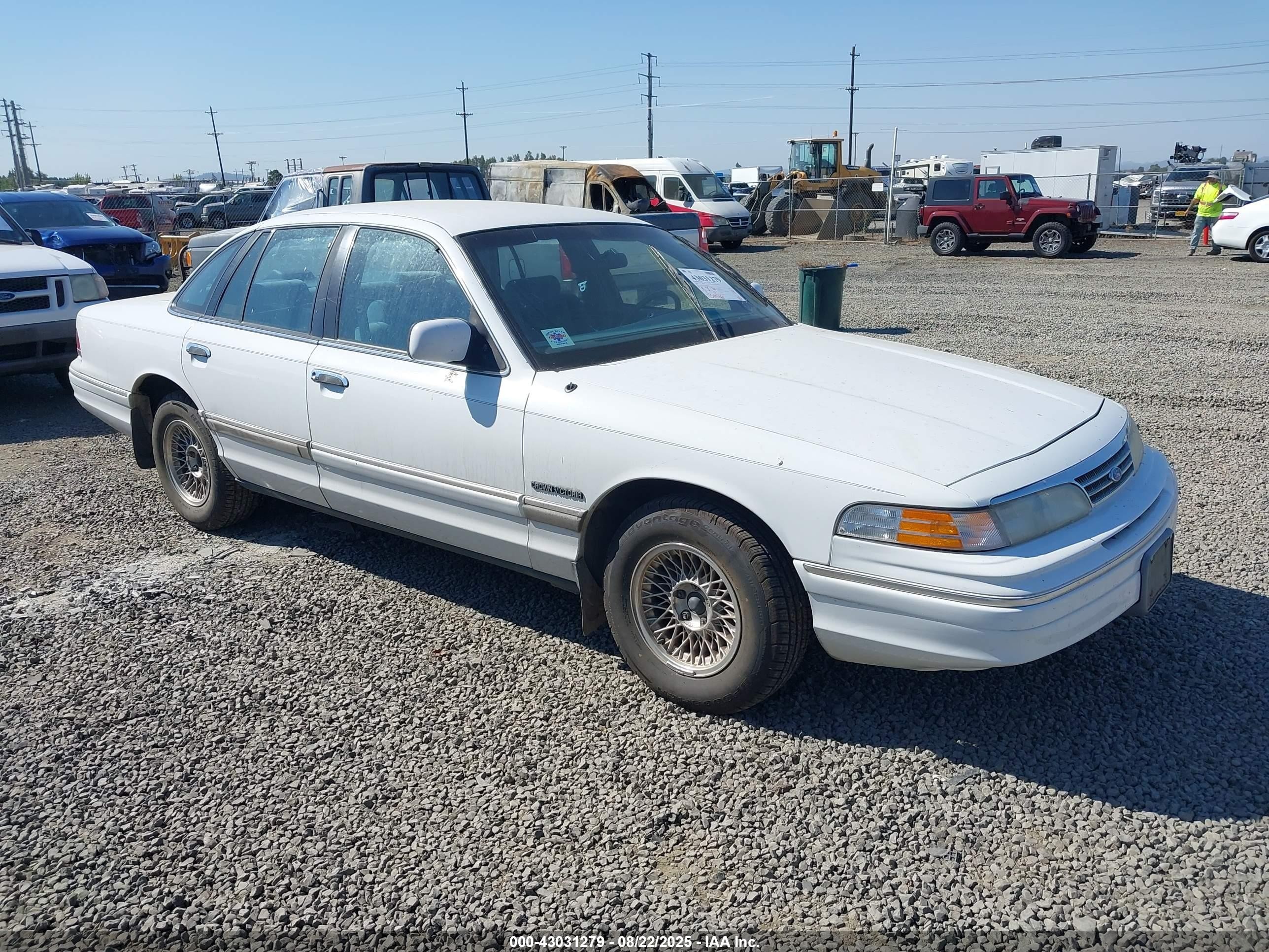 1993 Ford Crown Victoria LX, VIN 2FALP74W1PX131438 — Normal wear