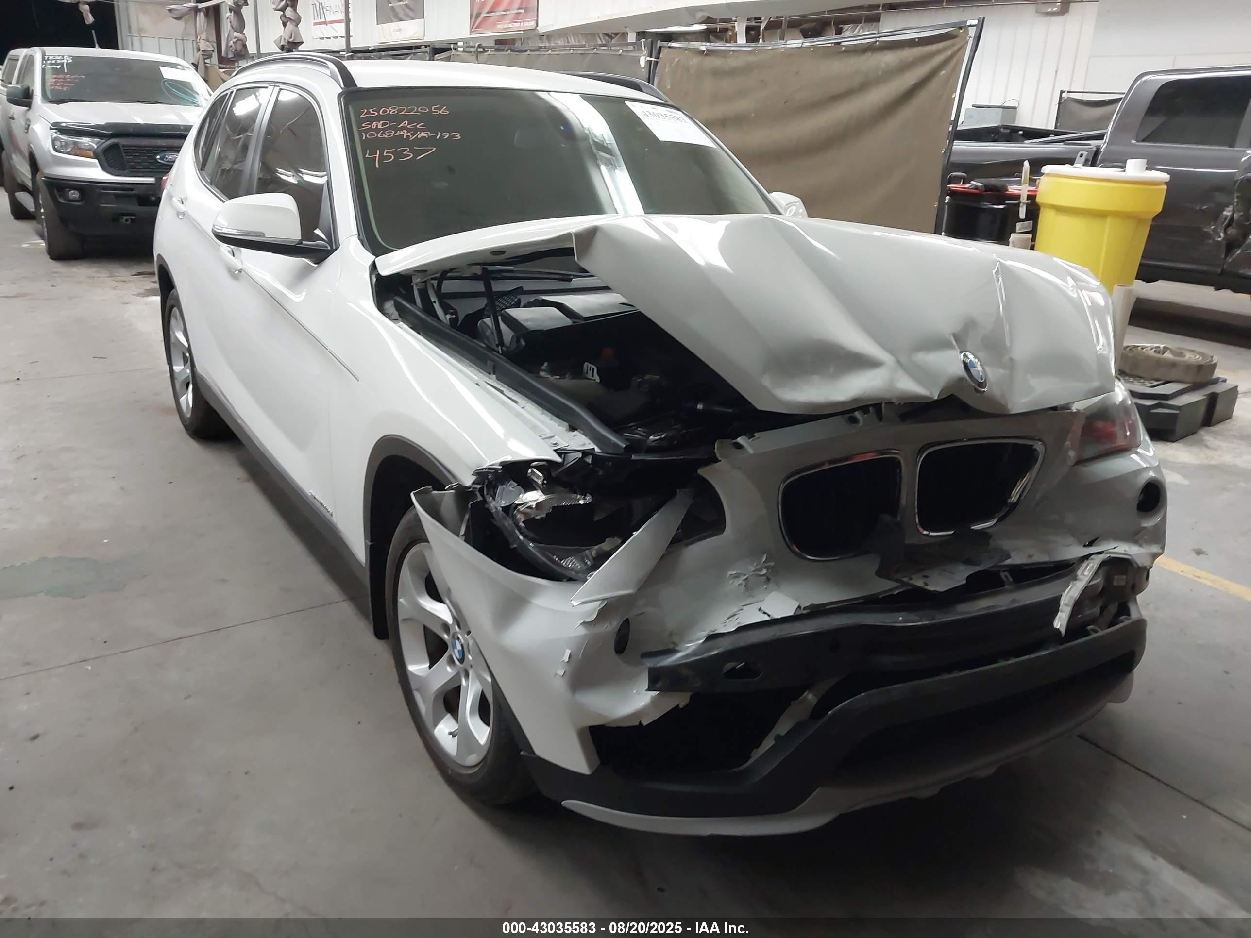 2015 BMW X1 sDrive28i, VIN WBAVM1C52FVZ94537 — Front end