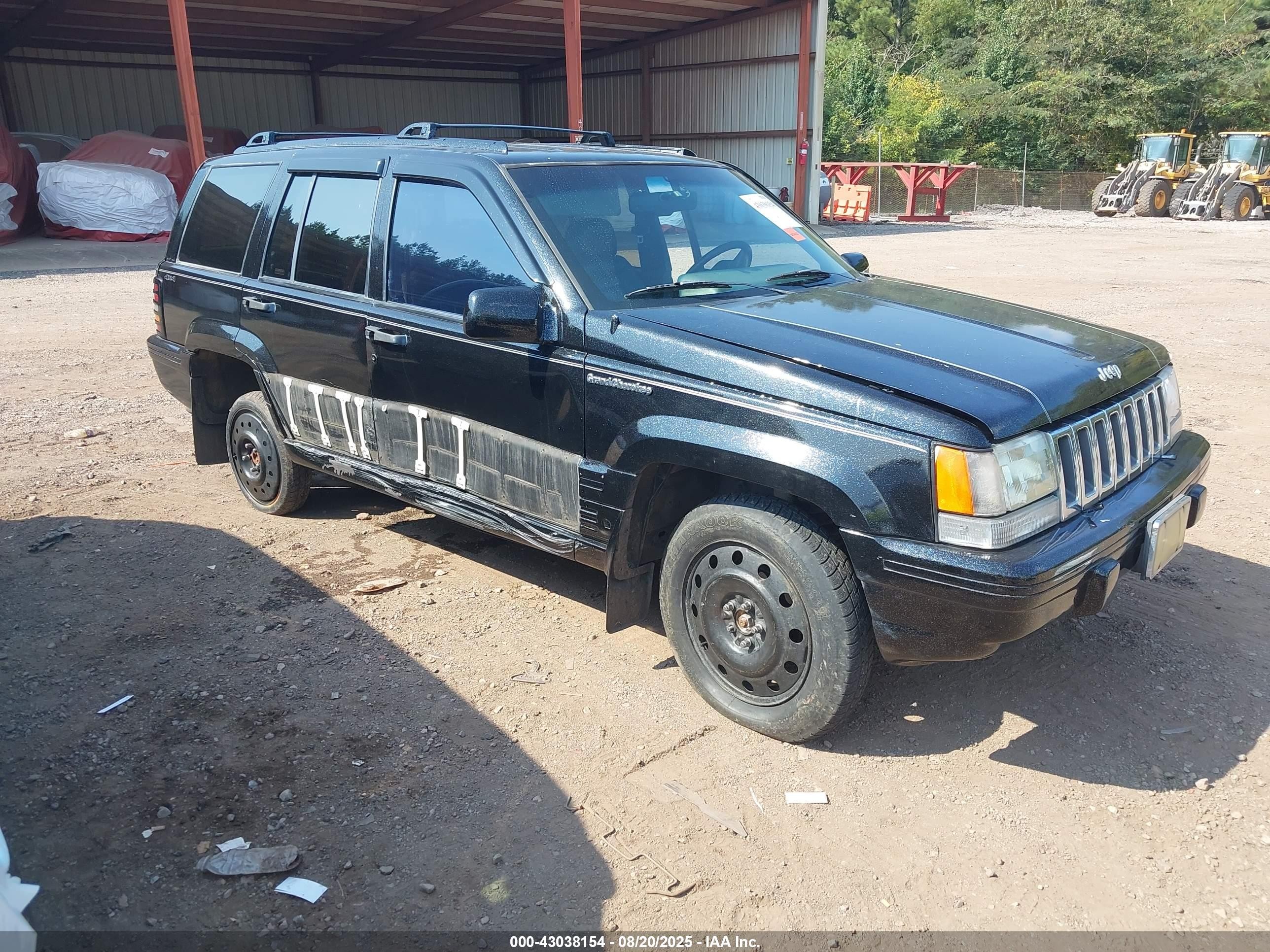 1993 Jeep Grand Cherokee Laredo, VIN 1J4GZ58S3PC130896 — Side