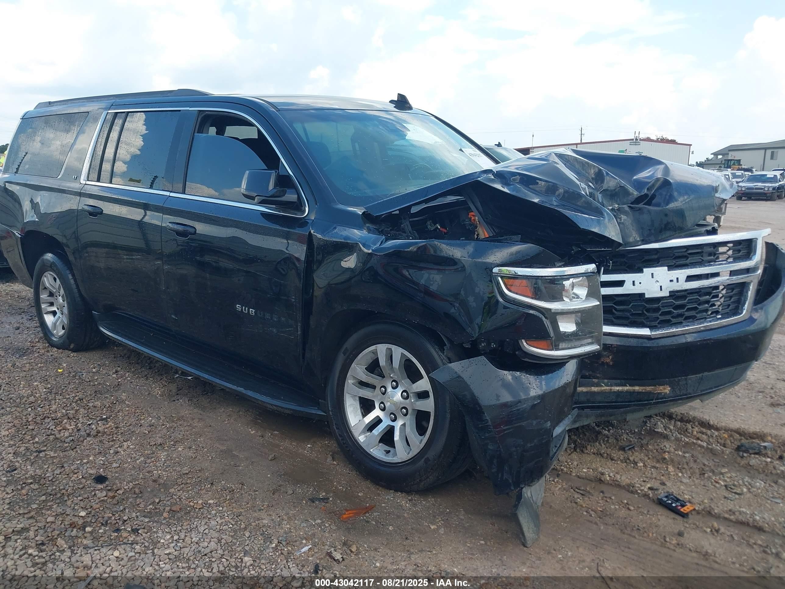 2018 Chevrolet Suburban LT, VIN 1GNSCHKC2JR359411 — Front end