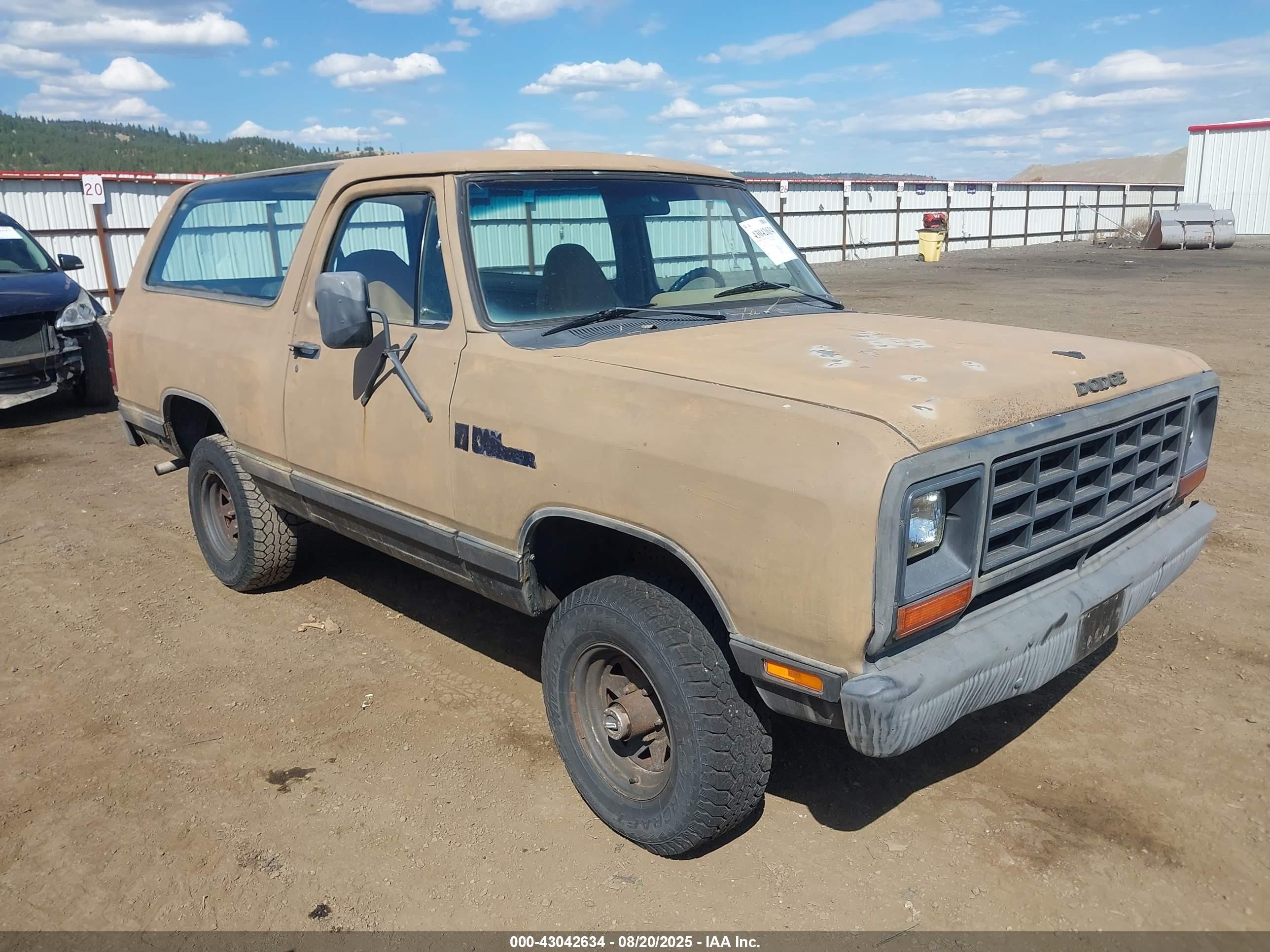 1982 Dodge Ram Charger, VIN 1B4GW12P2CS273041 — Перед