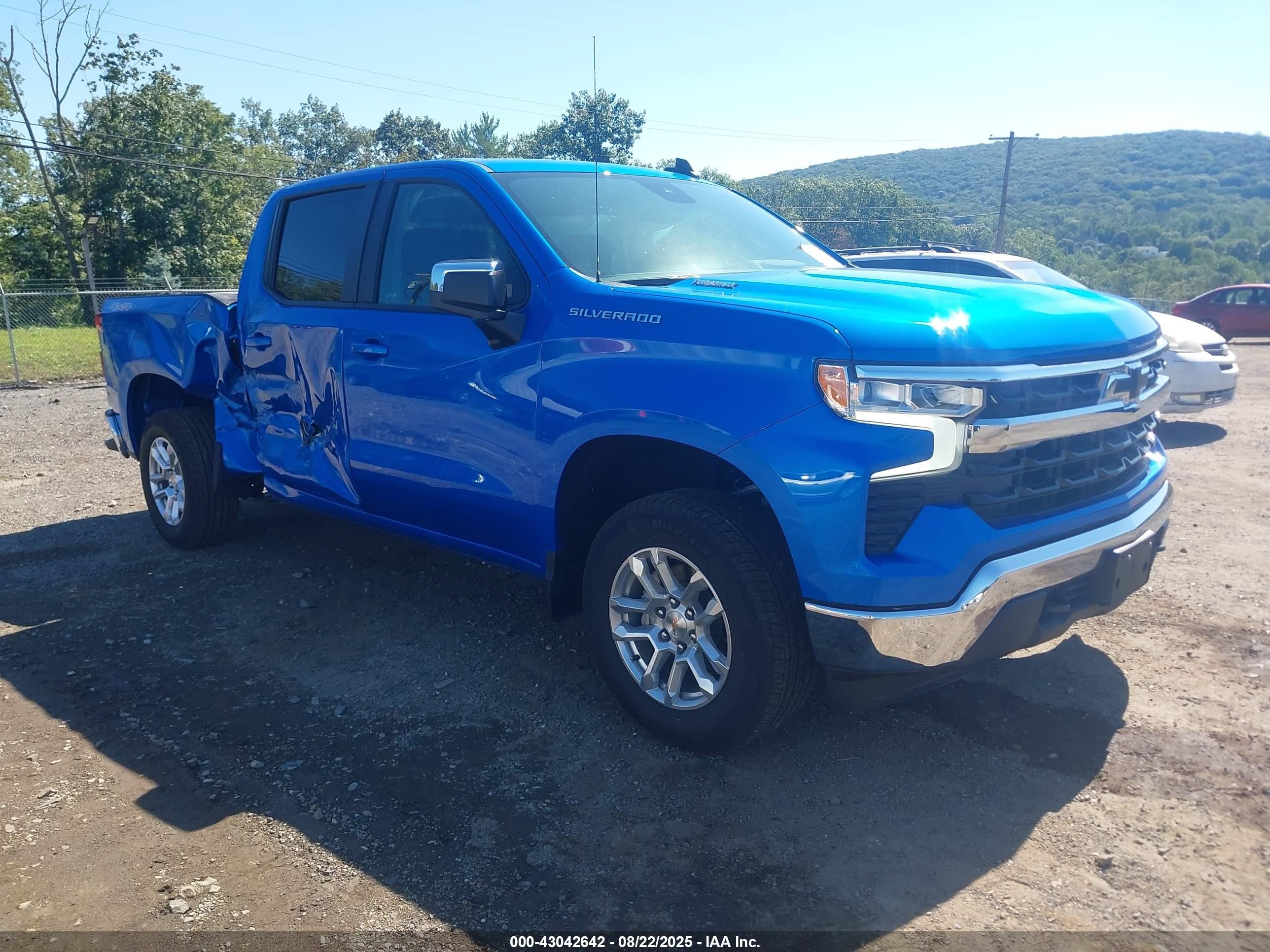 2025 Chevrolet Silverado 1500 LT, VIN 1GCPKKEK3SZ160600 — Бок