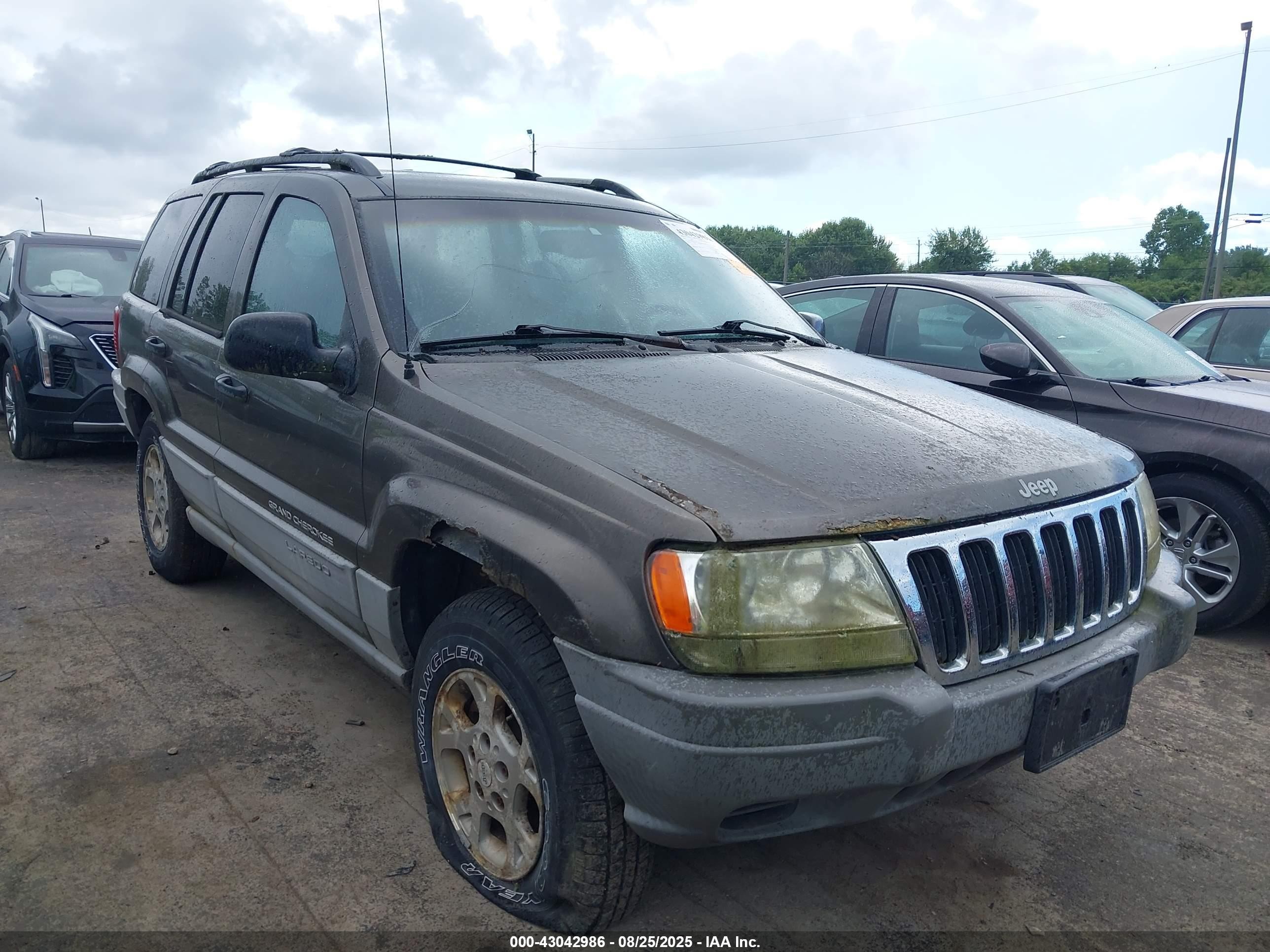 1999 Jeep Grand Cherokee Laredo, VIN 1J4GW58NXXC736618 — Undercarriage