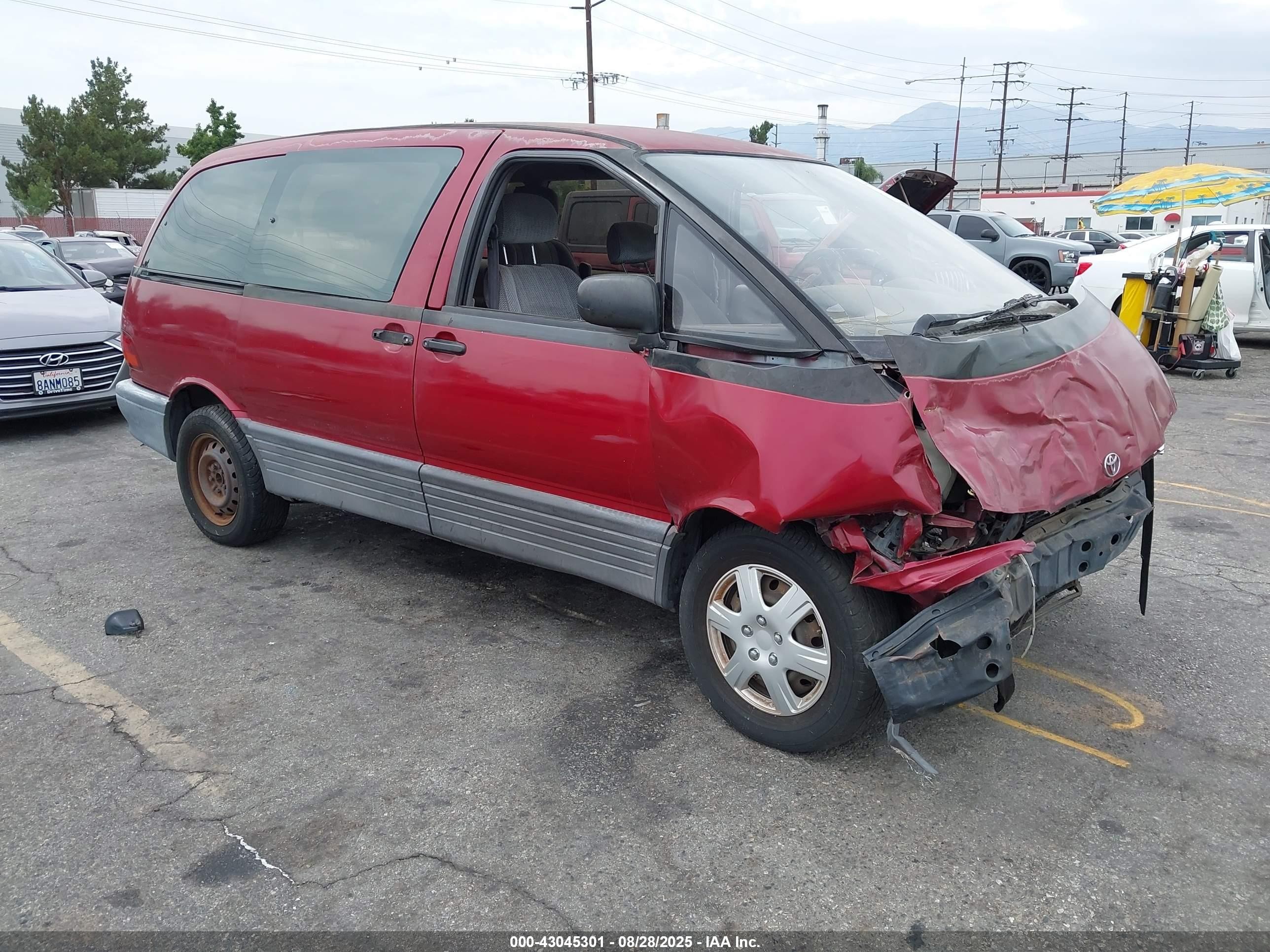 1994 Toyota Previa LE, VIN JT3AC12R3R1151729 — Front end