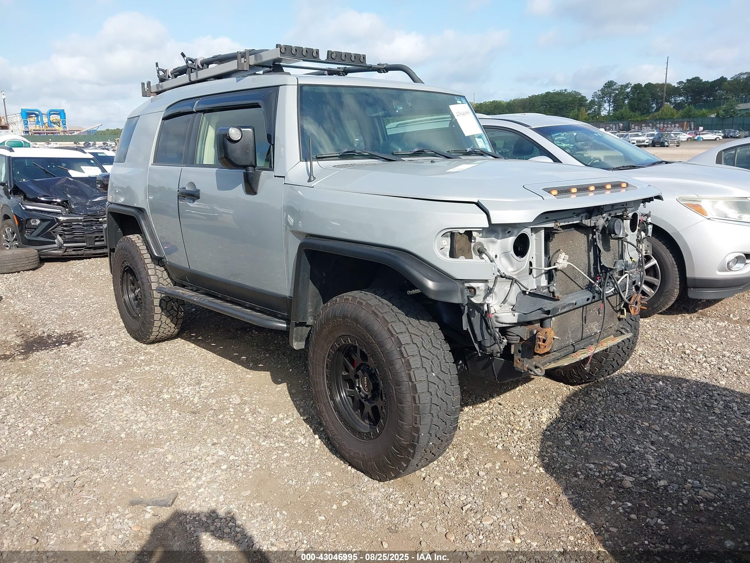 2013 Toyota FJ Cruiser, VIN JTEBU4BF2DK157685 — Front end