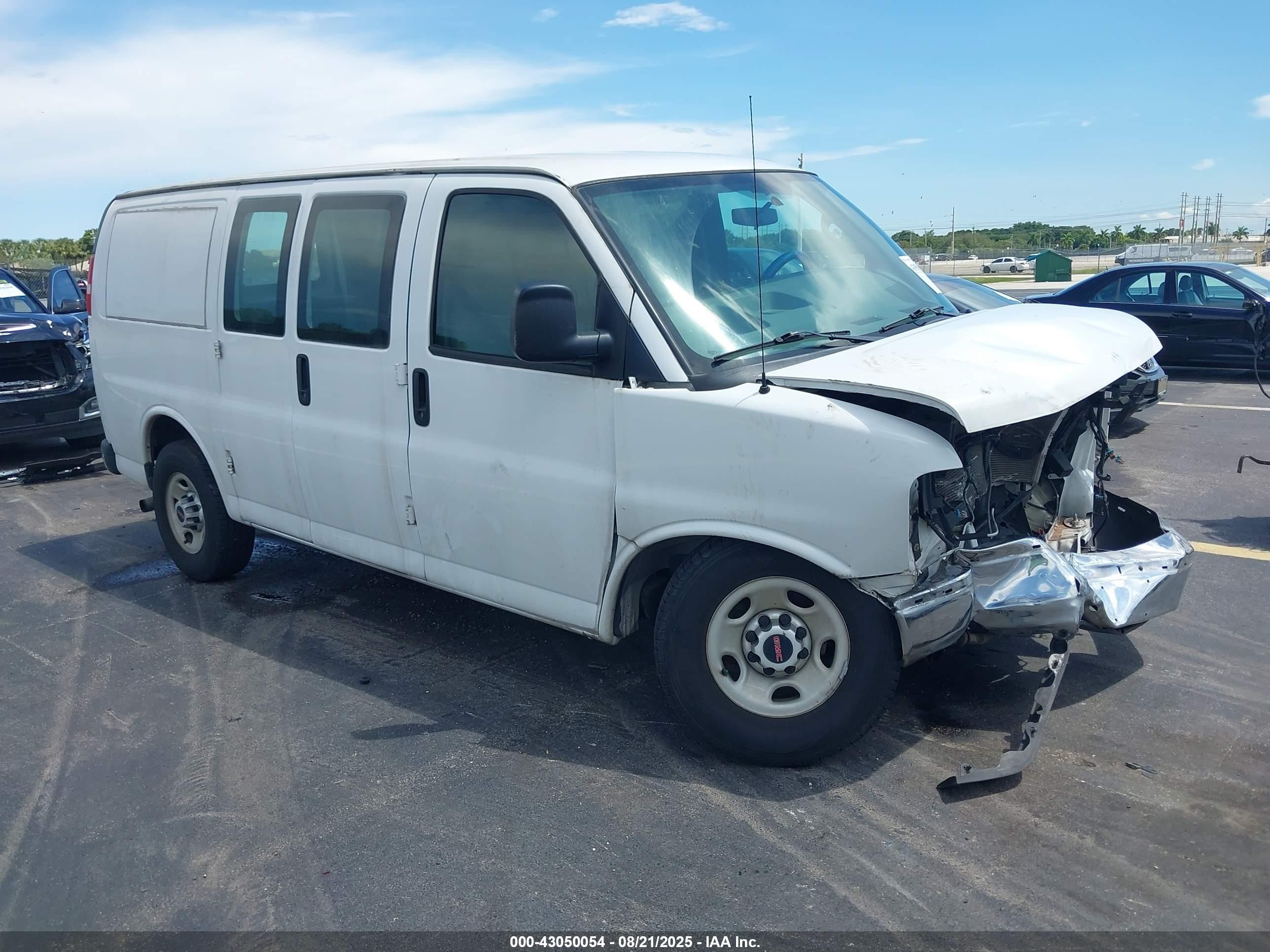2017 GMC Savana Cargo, VIN 1GTW7AFF1H1905098 — Front end