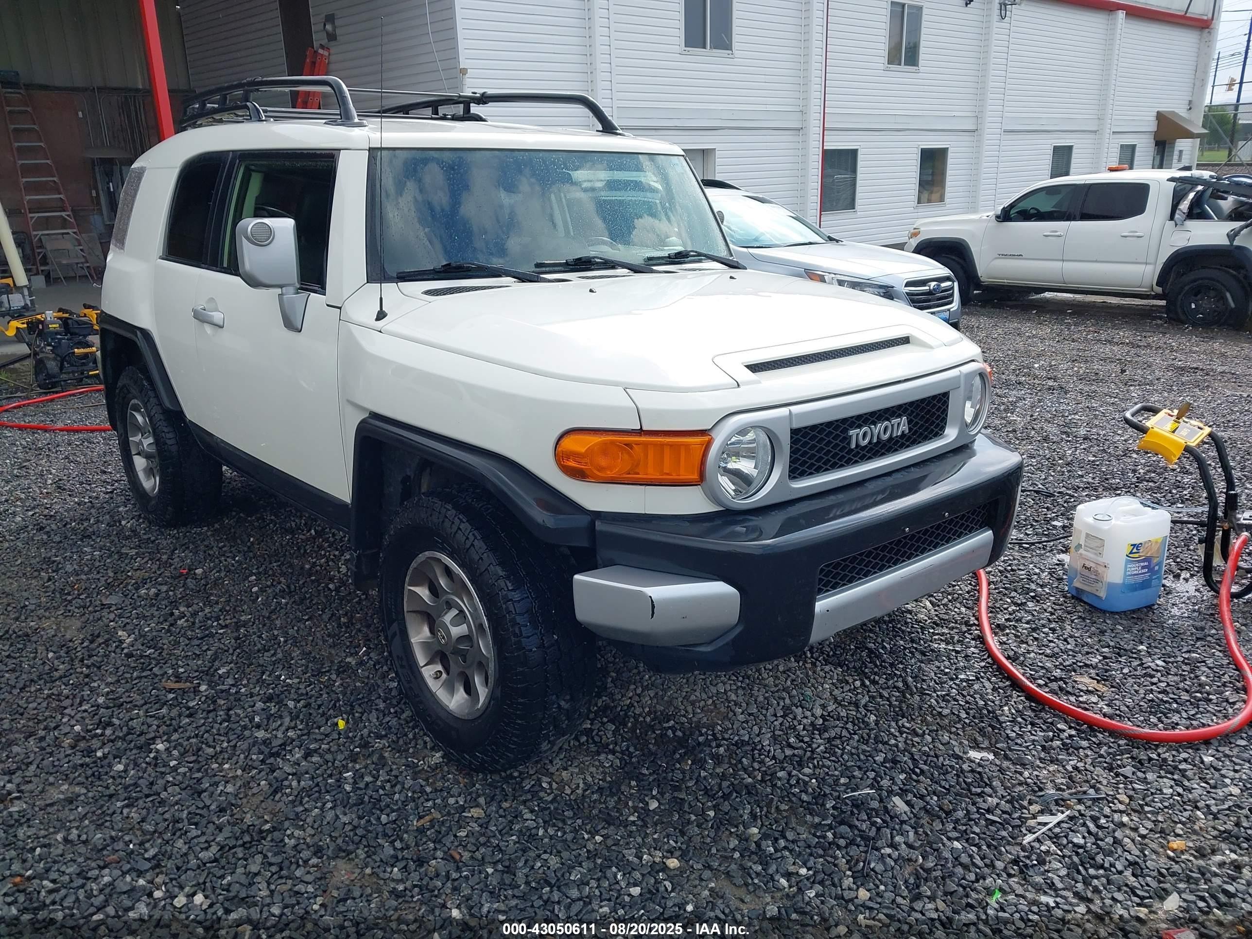 2013 Toyota FJ Cruiser, VIN JTEBU4BF9DK161300 — Rear end