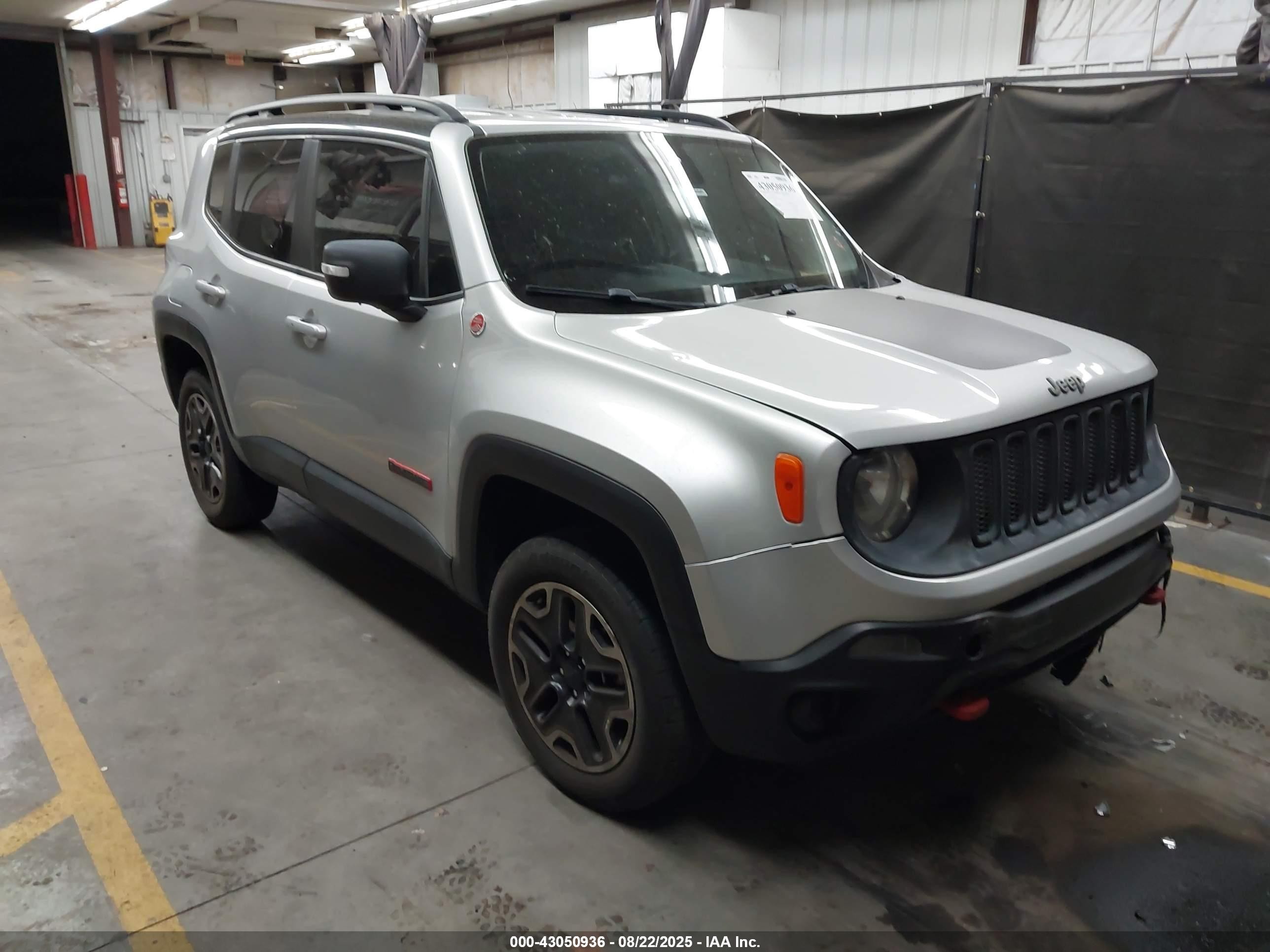 2016 Jeep Renegade Trailhawk, VIN ZACCJBCT3GPC65690 — Front end