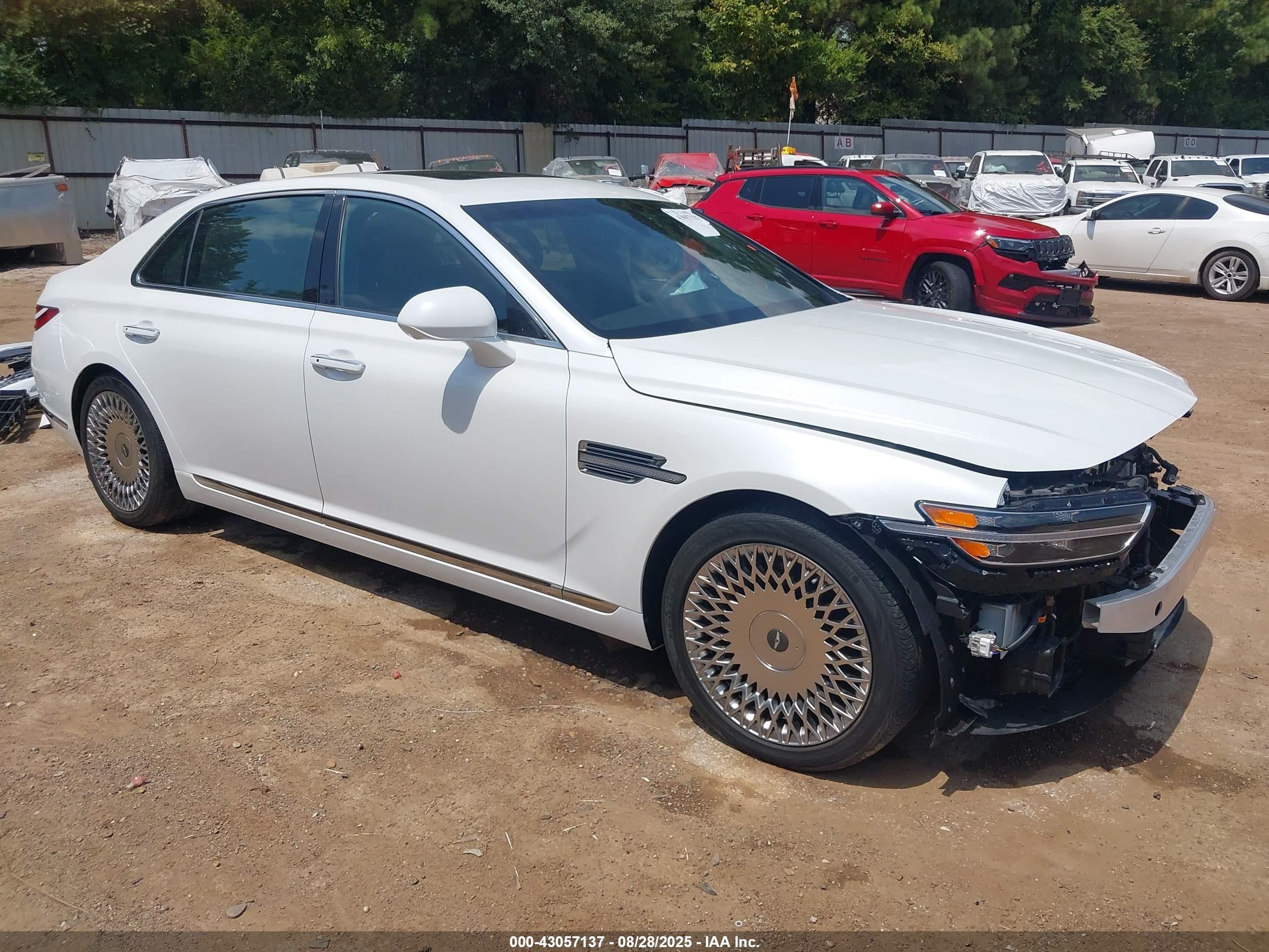 2022 Genesis G90 Ultimate, VIN KMTF54PH3NU094696 — Перед