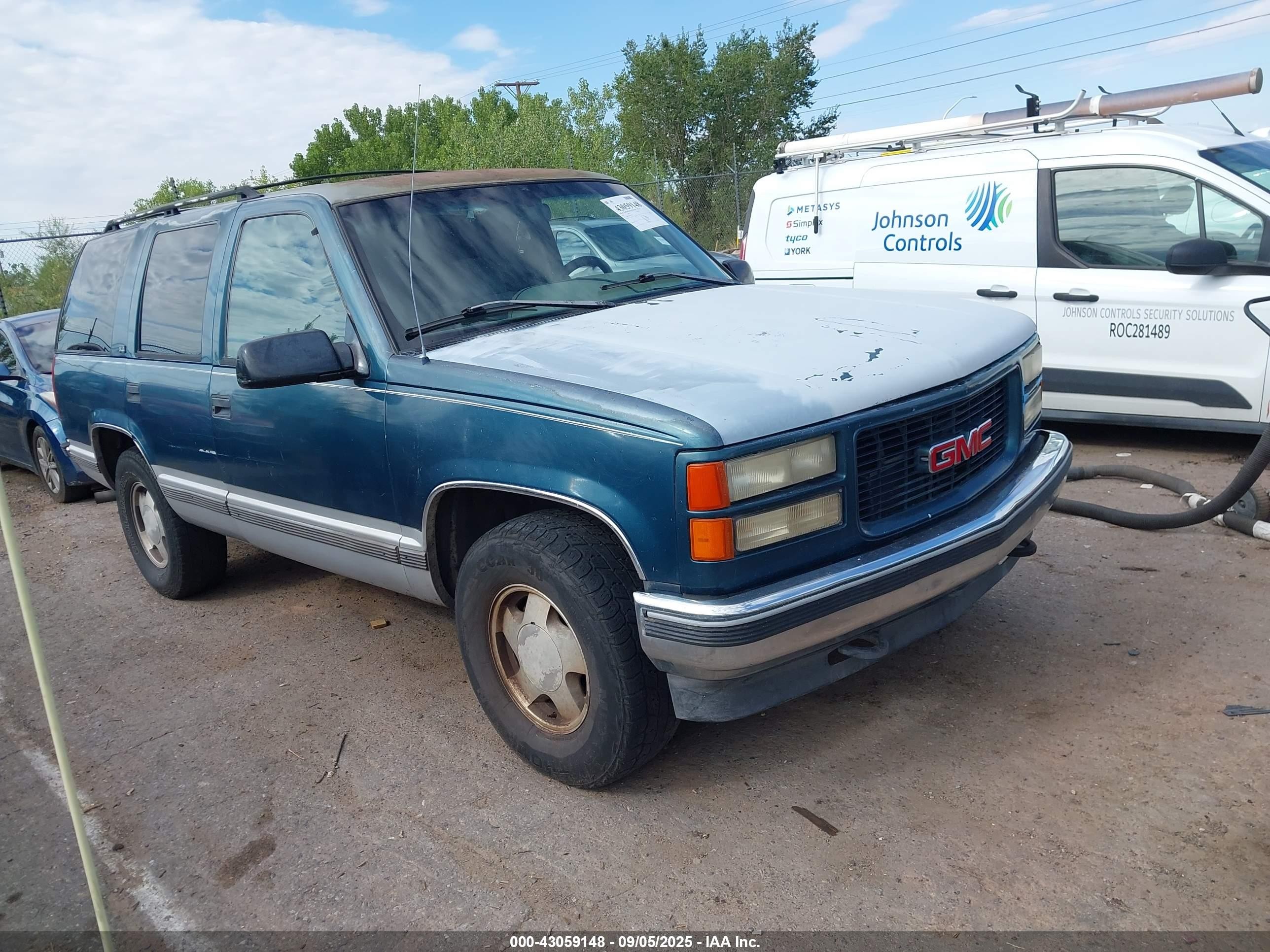 1995 GMC Yukon, VIN 1GKEK13K4SJ733107 — Front end
