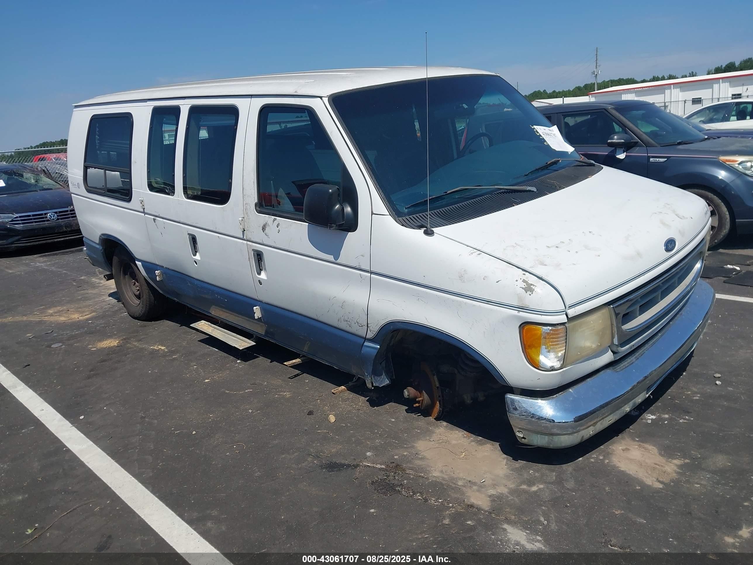 1999 Ford E-150, VIN 1FDRE1426XHB73751 — Бок