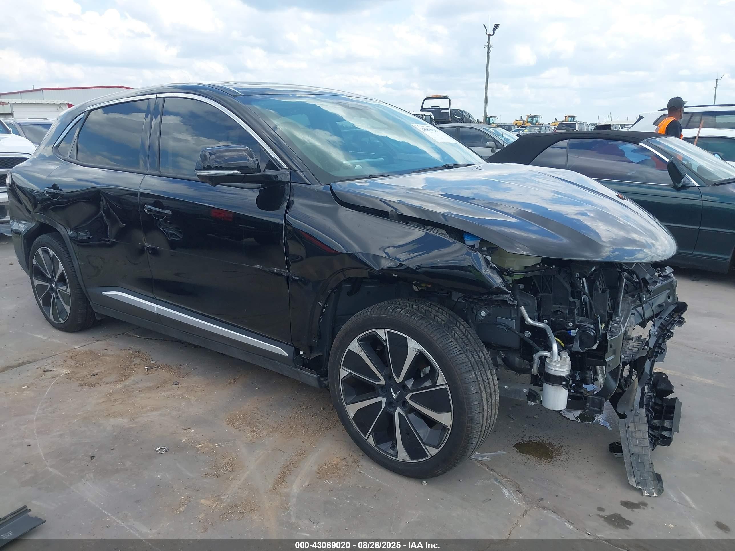 2024 VinFast VF 8 Plus, VIN RLLV1AFA2RH004810 — Бок