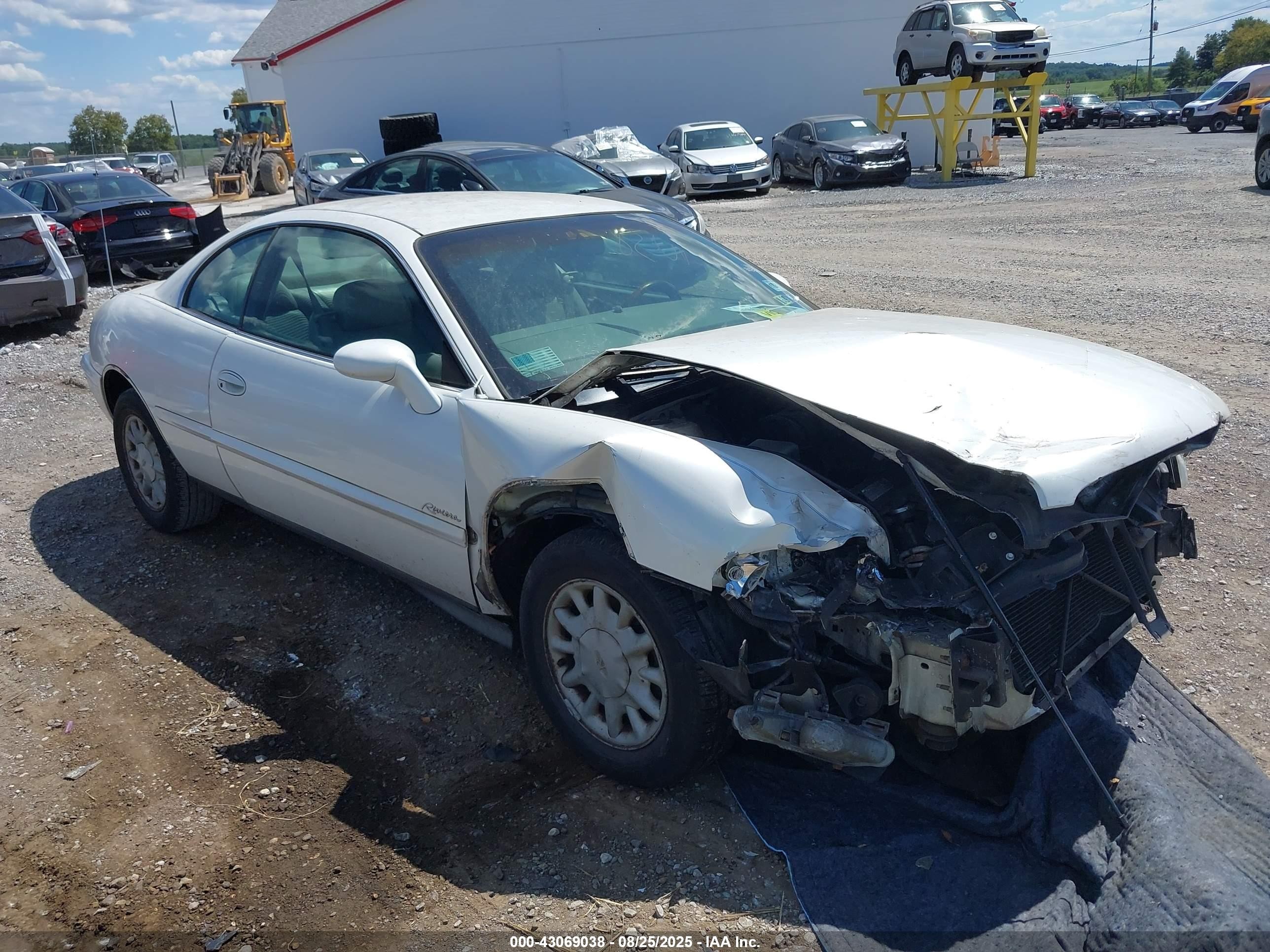 1997 Buick Riviera, VIN 1G4GD221XV4707932 — Front end