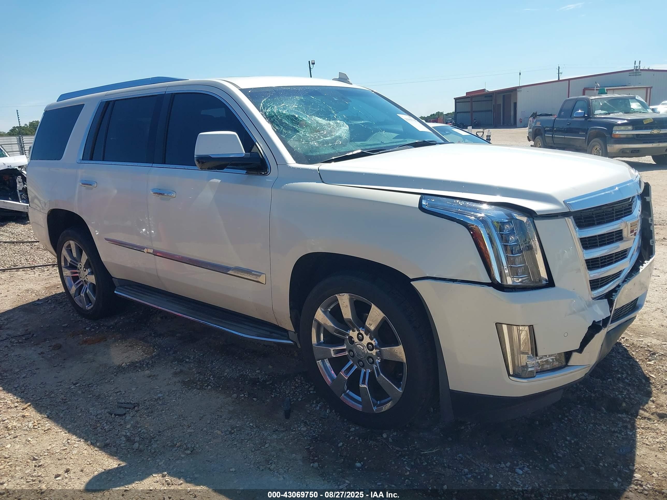 2015 Cadillac Escalade Luxury, VIN 1GYS3MKJ8FR540742 — Front end