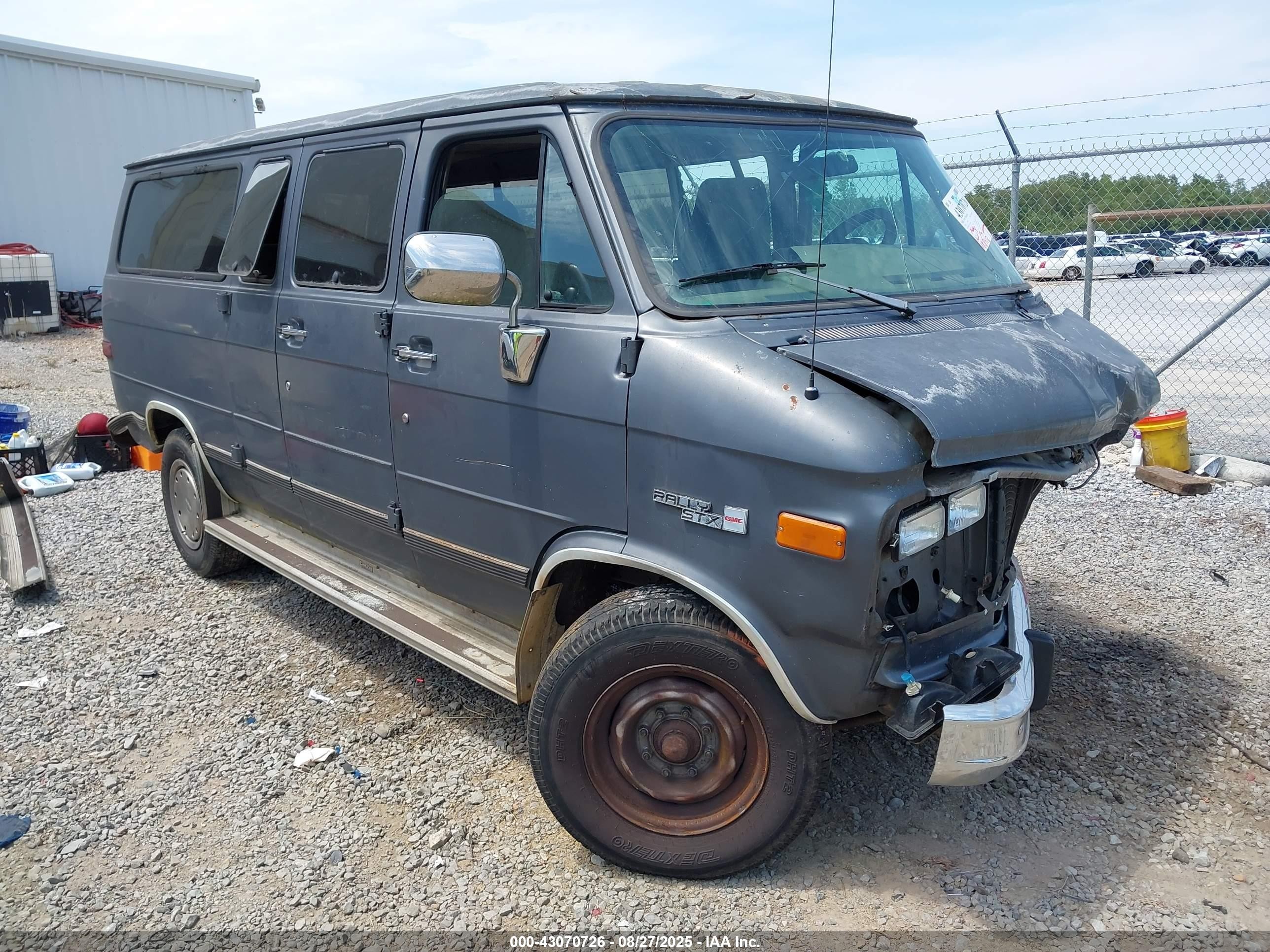 1996 GMC Rally, VIN 1GJGG35K5TF503670 — Front end