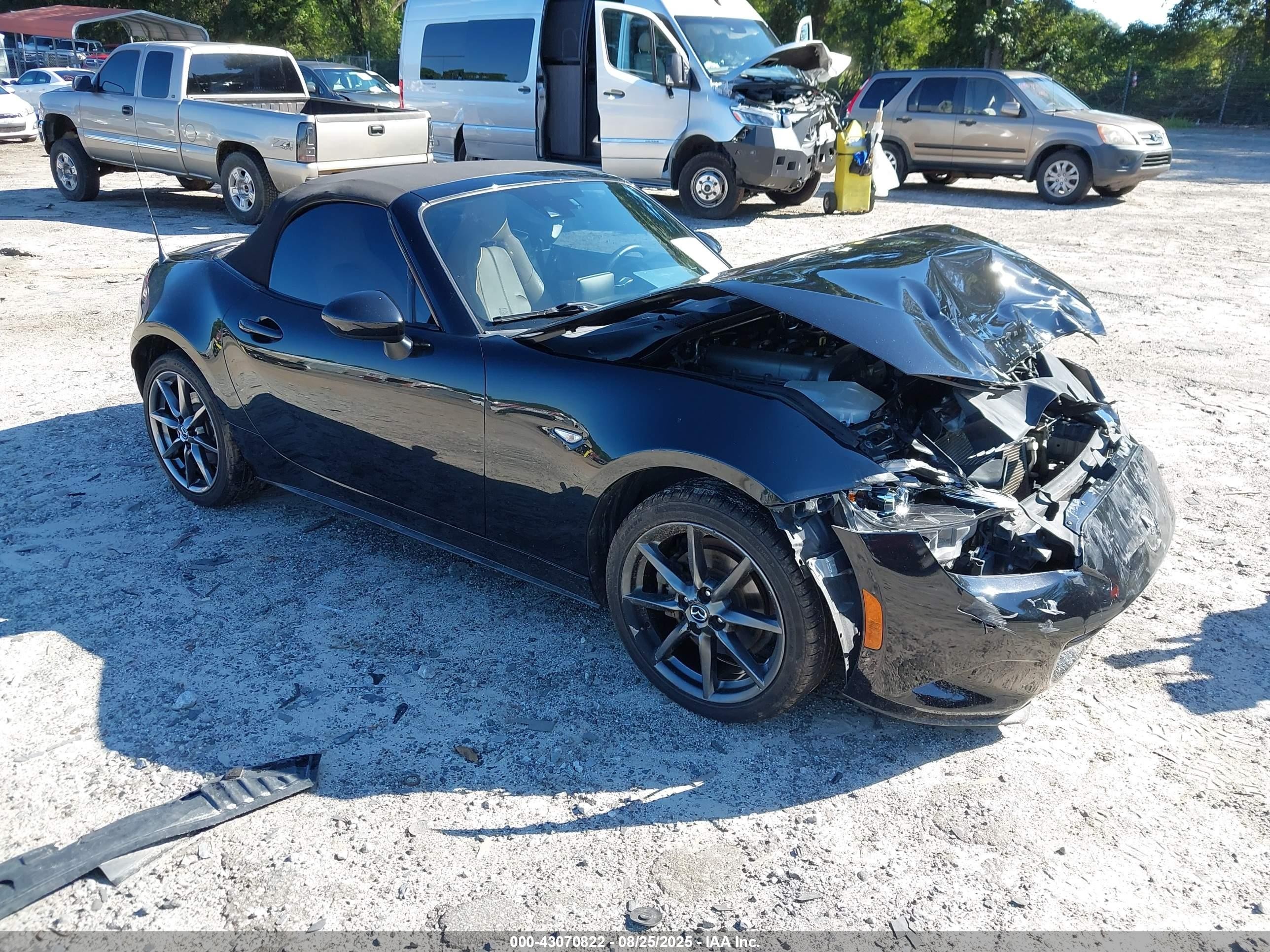 2016 Mazda MX-5 Miata Grand Touring, VIN JM1NDAD75G0114822 — Front end