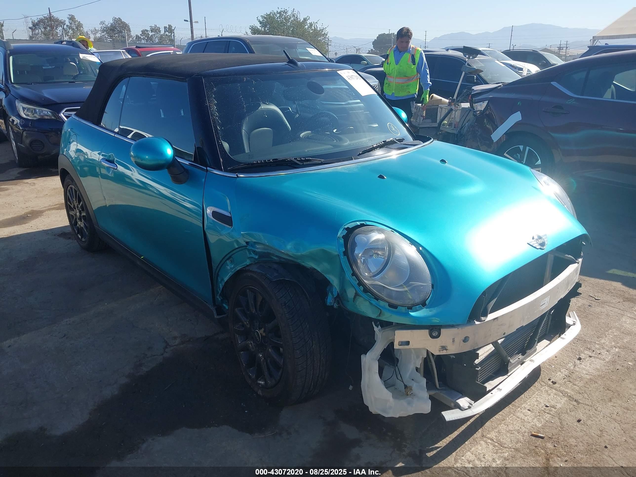 2017 MINI Convertible Cooper, VIN WMWWG5C31H3C99551 — Перед