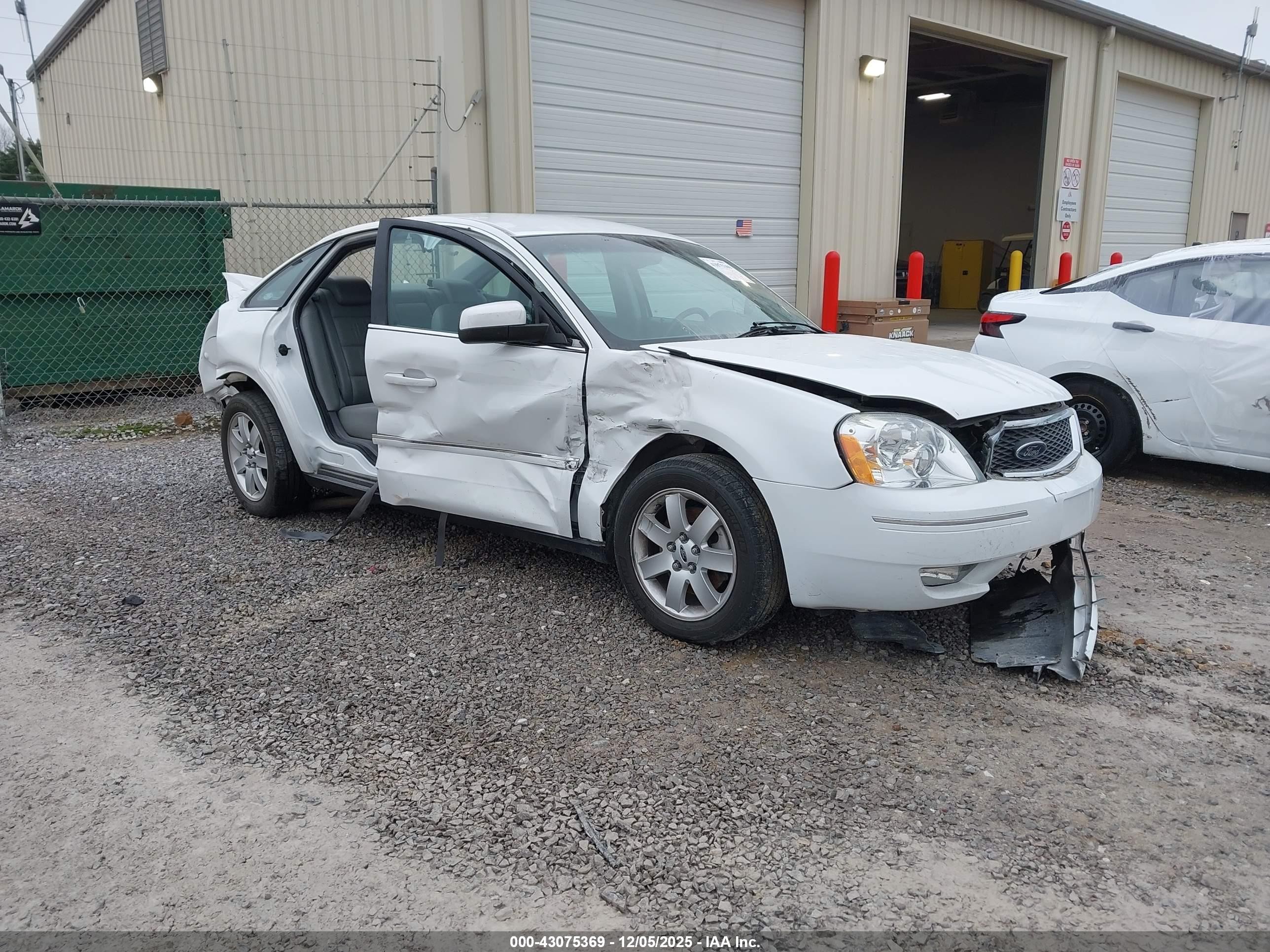 2005 Ford Five Hundred SEL, VIN 1FAFP24125G107396 — Rear end