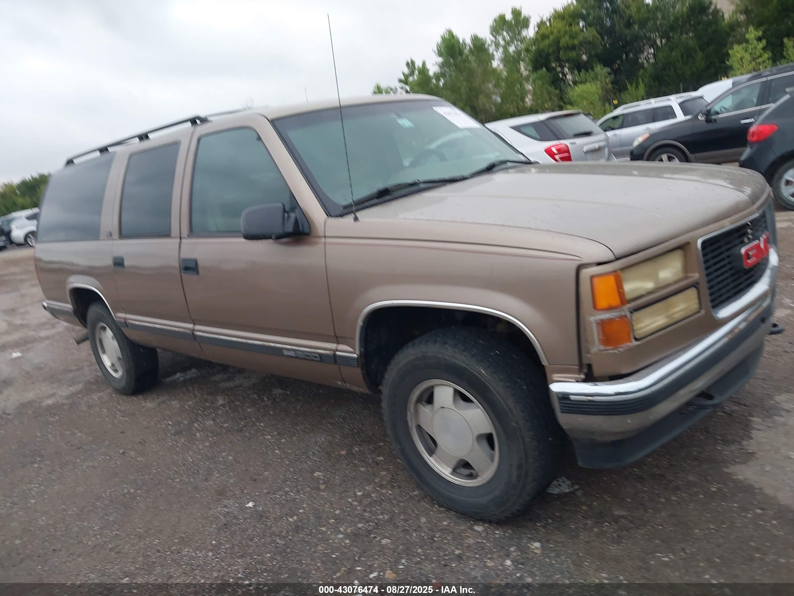 1996 GMC Suburban, VIN 3GKFK16R1TG502360 — Front end