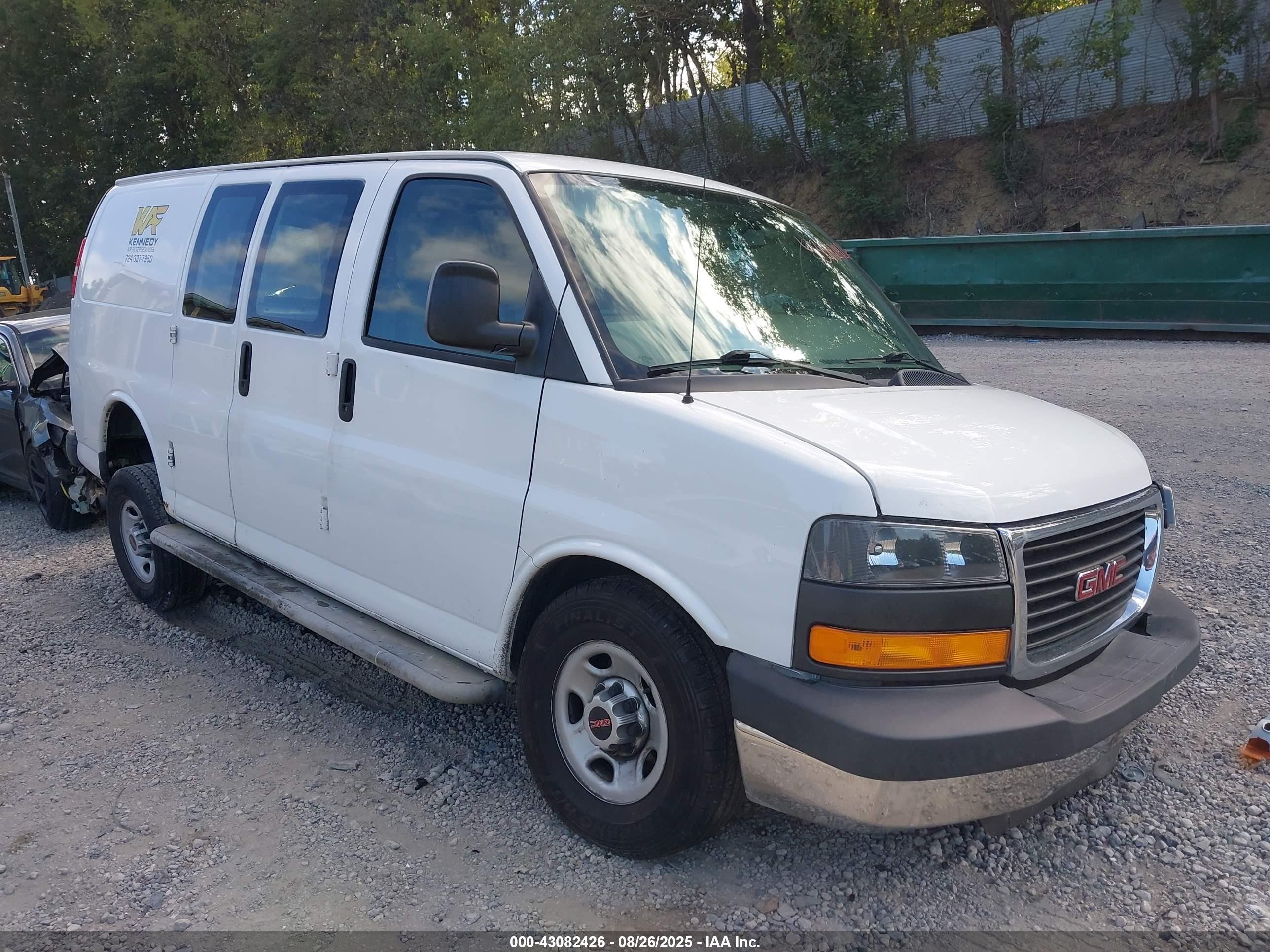 2016 GMC Savana Cargo, VIN 1GTW7AFF9G1907390 — Front end