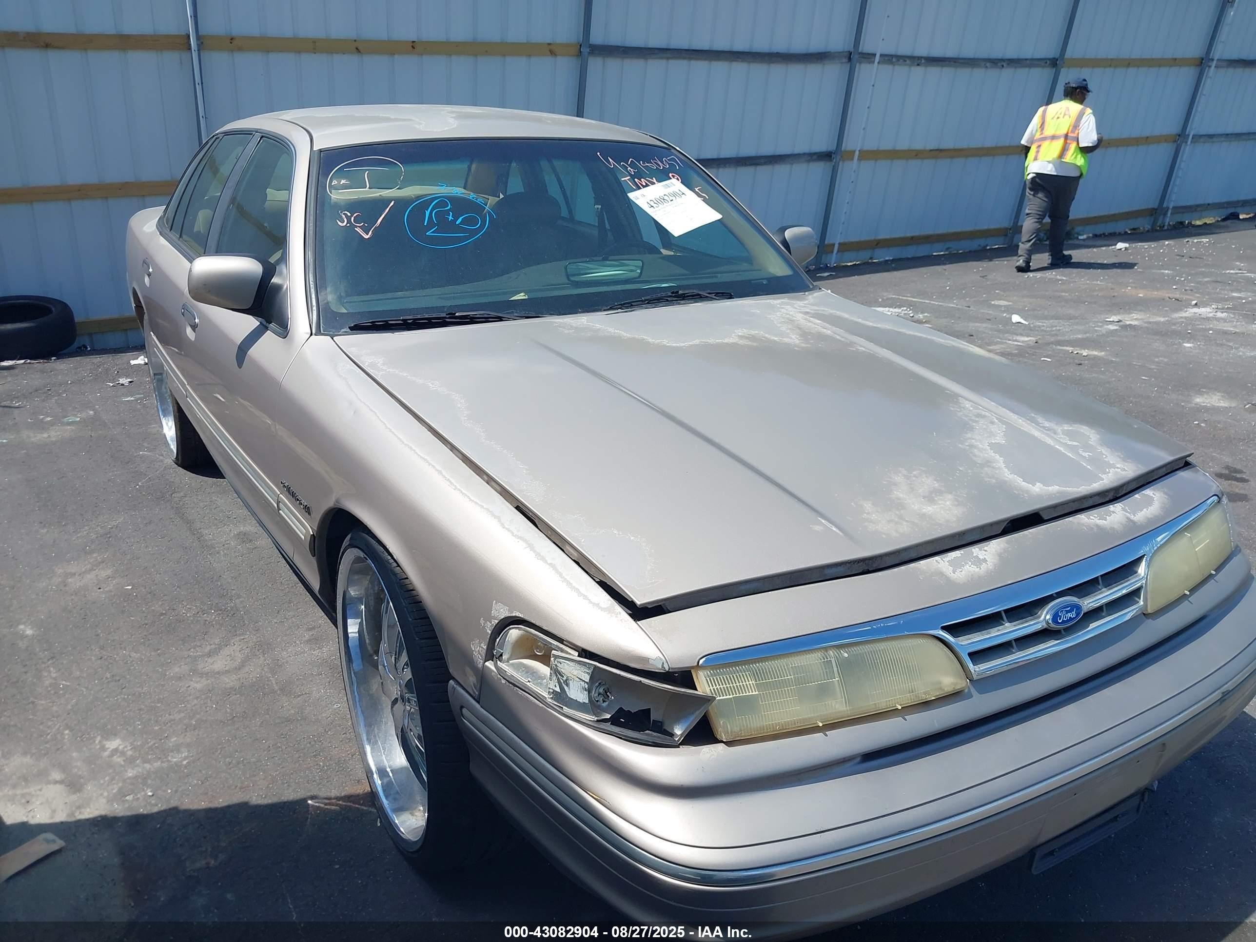 1995 Ford Crown Victoria LX, VIN 2FALP74W8SX206290 — Repossession