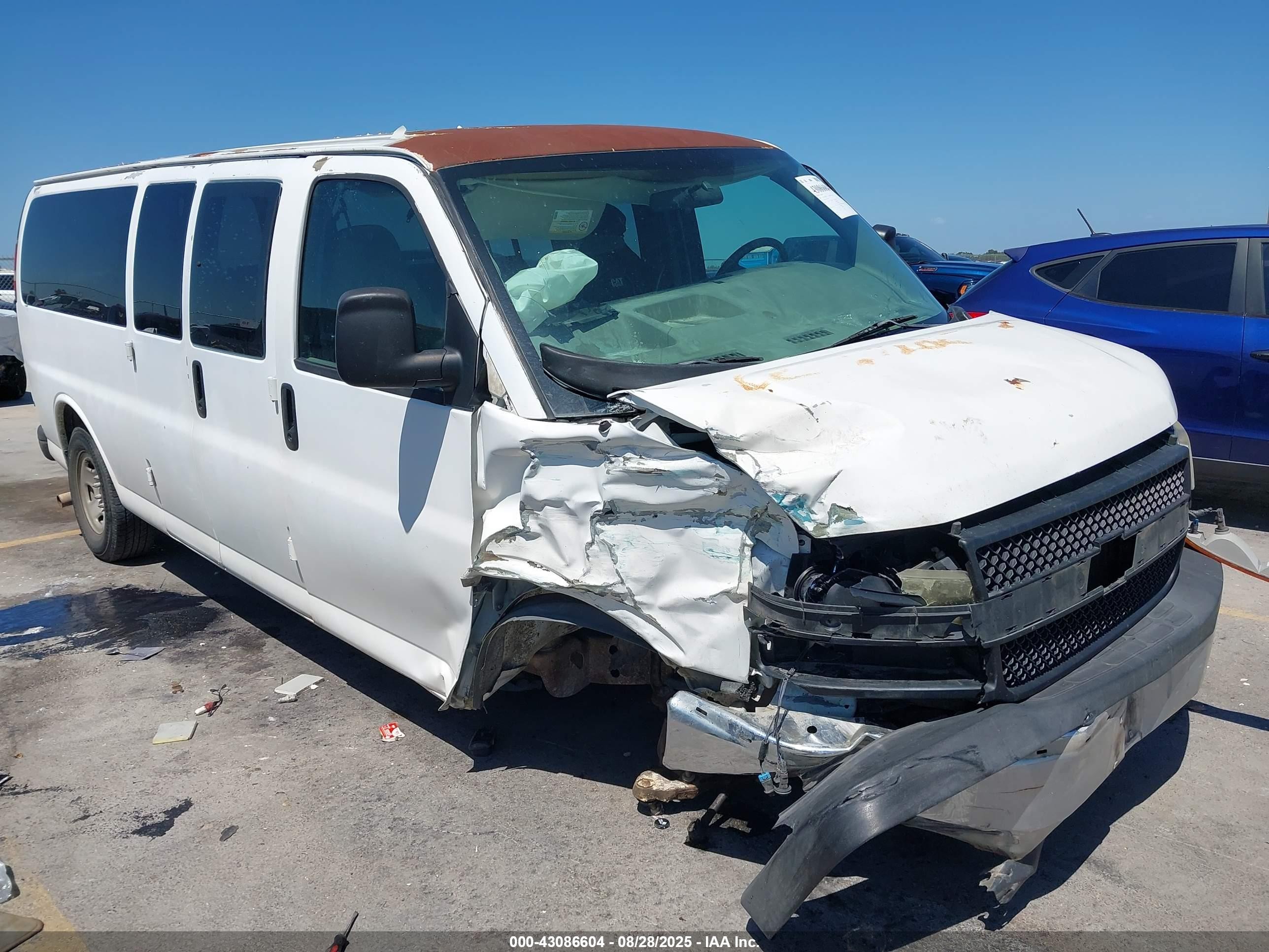 2008 Chevrolet Express Passenger, VIN 1GAHG39K581154786 — Front end