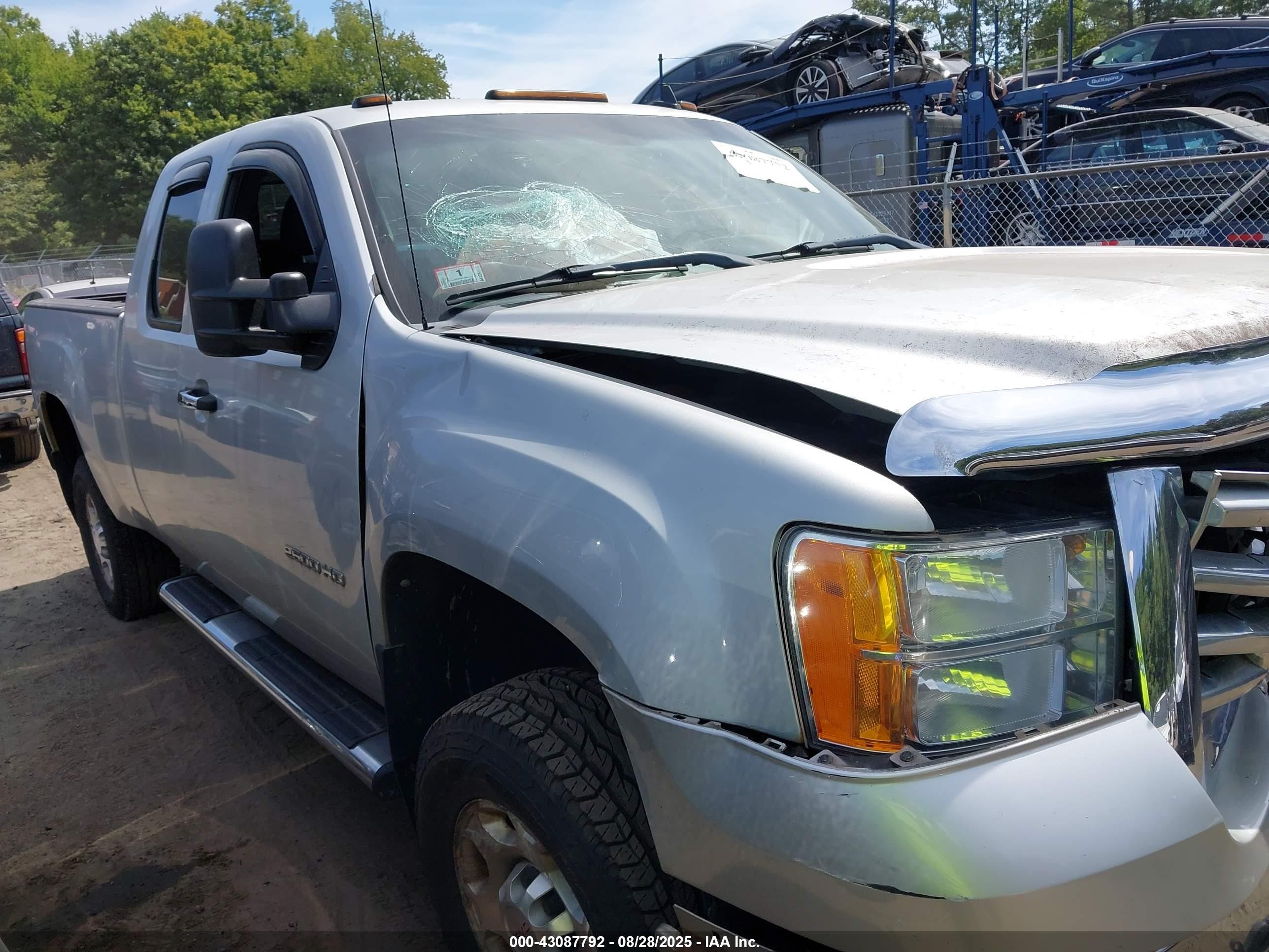 2010 GMC Sierra 2500HD SLE, VIN 1GT5K0BG6AZ233288 — Front end