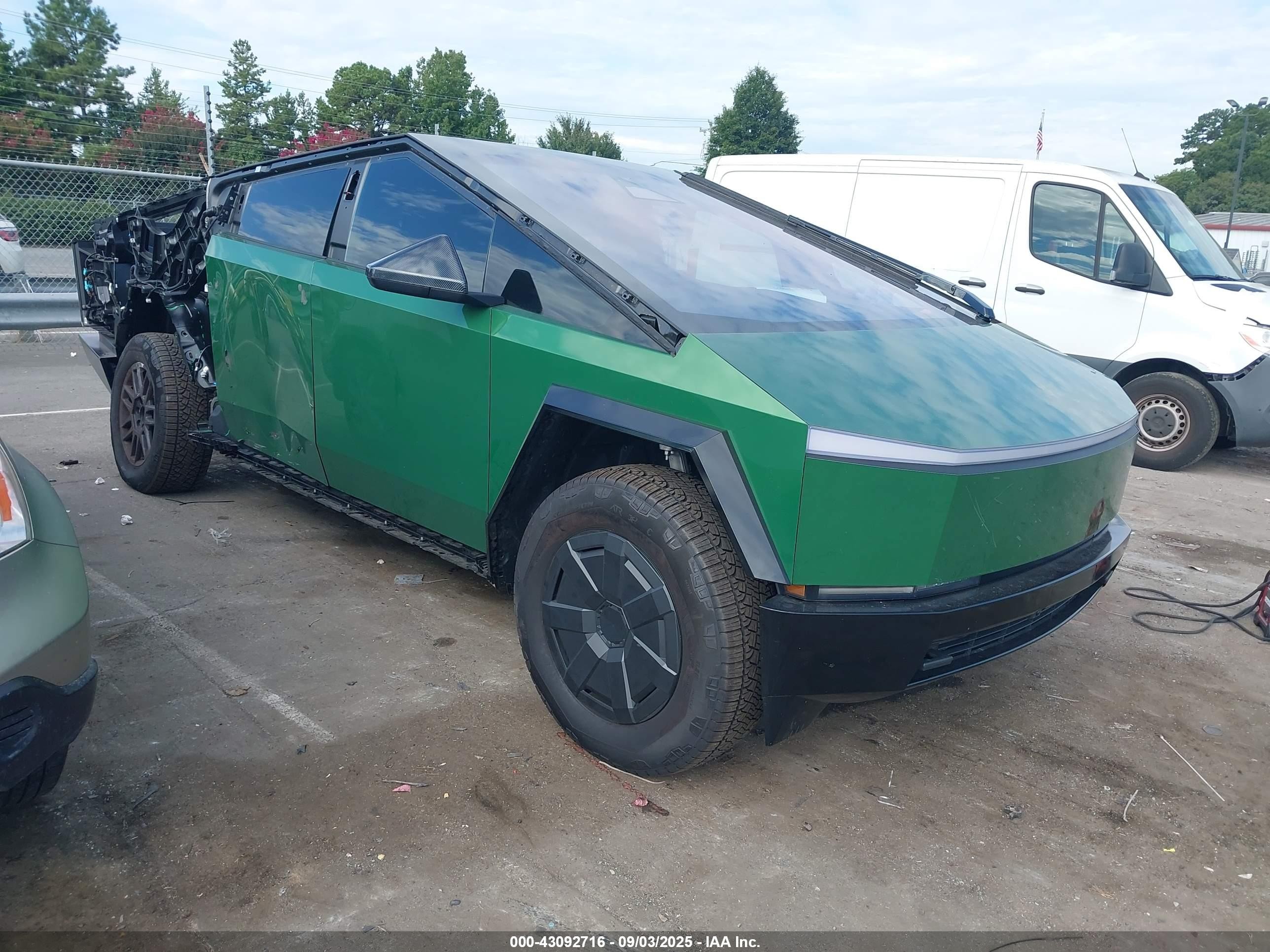 2025 Tesla Cybertruck, VIN 7G2CEHEDXSA069320 — Rear end