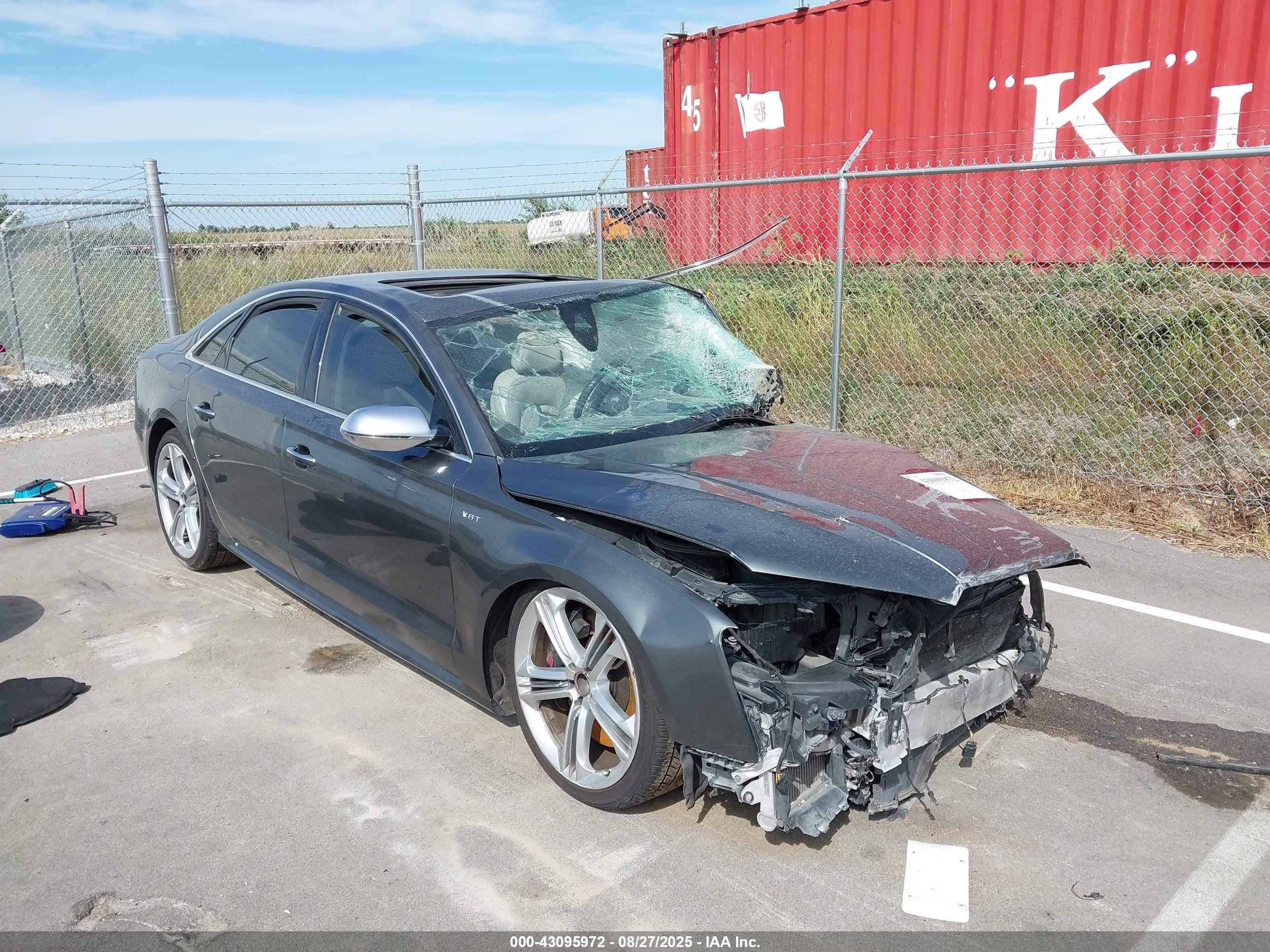 2015 Audi S8, VIN WAUK2AFD2FN016342 — Side