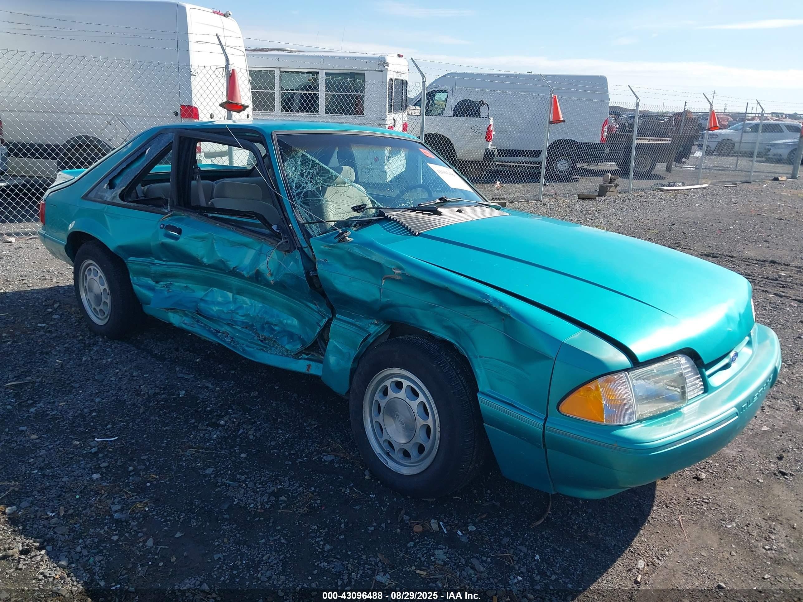 1992 Ford Mustang LX, VIN 1FACP41M0NF120635 — Side
