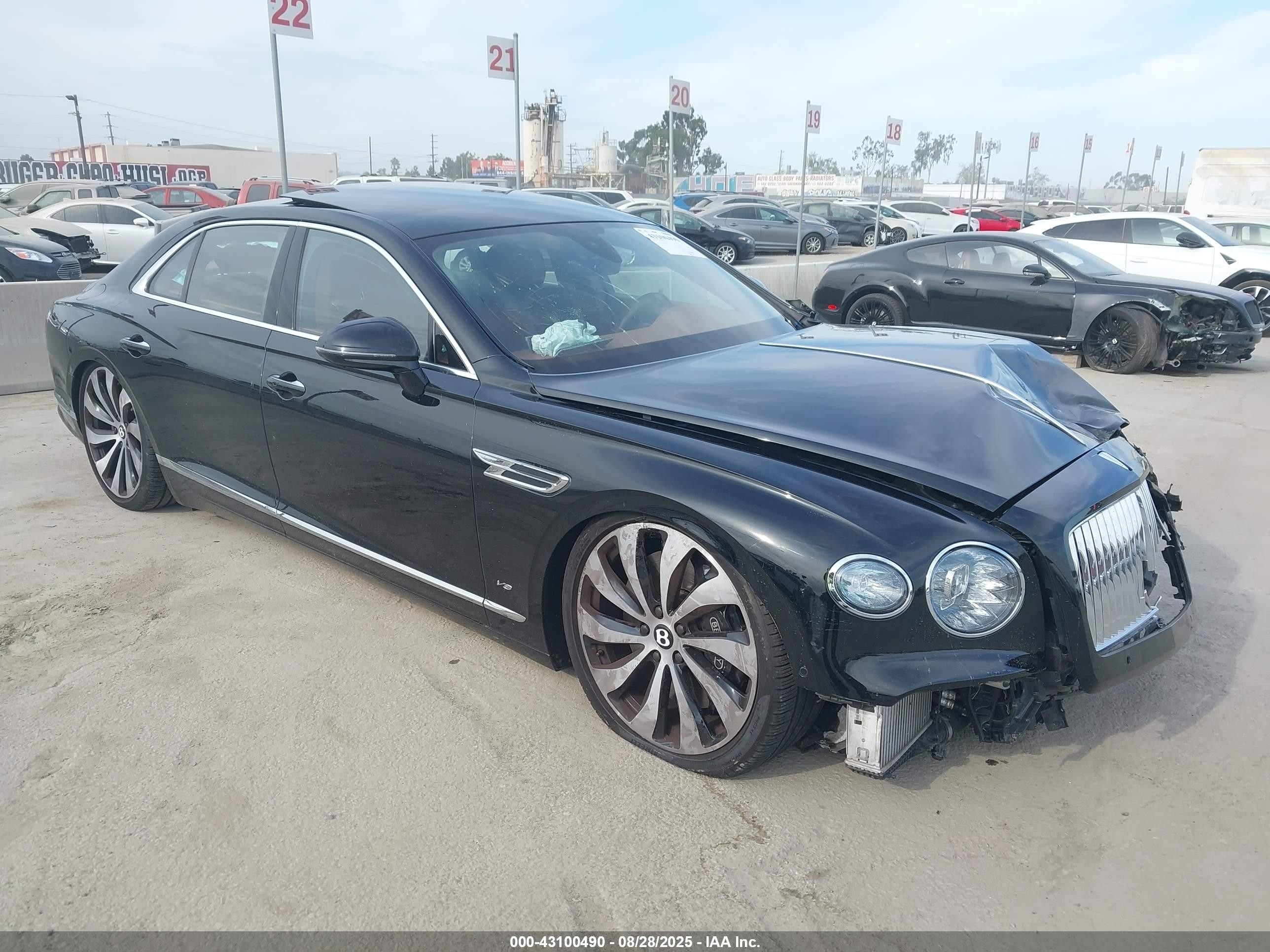 2022 Bentley Flying Spur V8, VIN SCBBG6ZGXNC096946 — Front end