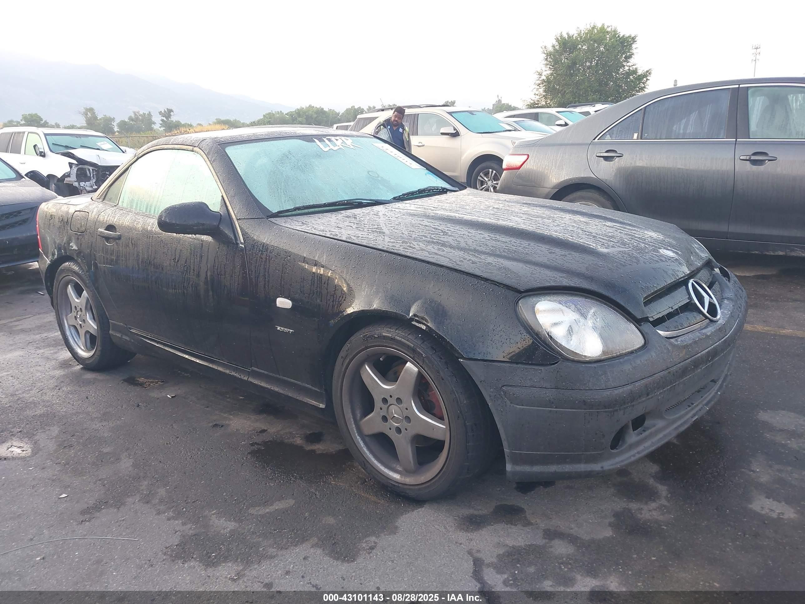 2000 Mercedes-Benz SLK 230 Kompressor, VIN WDBKK47F7YF151123 — Front end