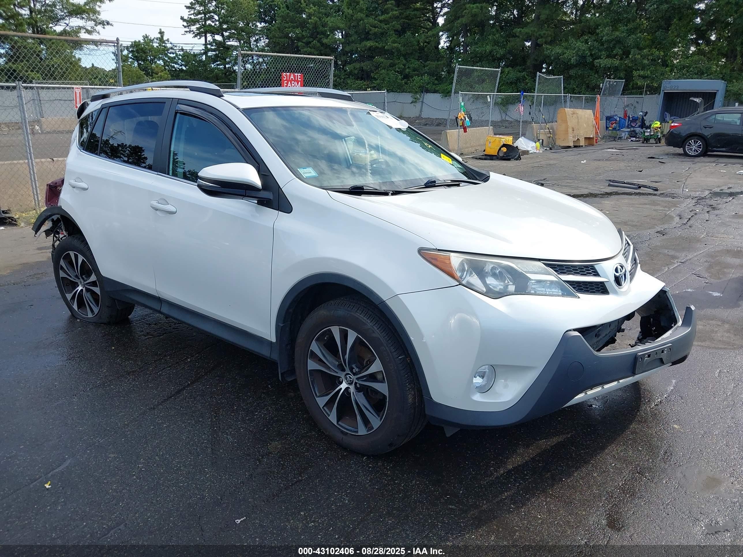 2015 Toyota RAV4 Limited, VIN 2T3DFREV3FW285094 — Rear end