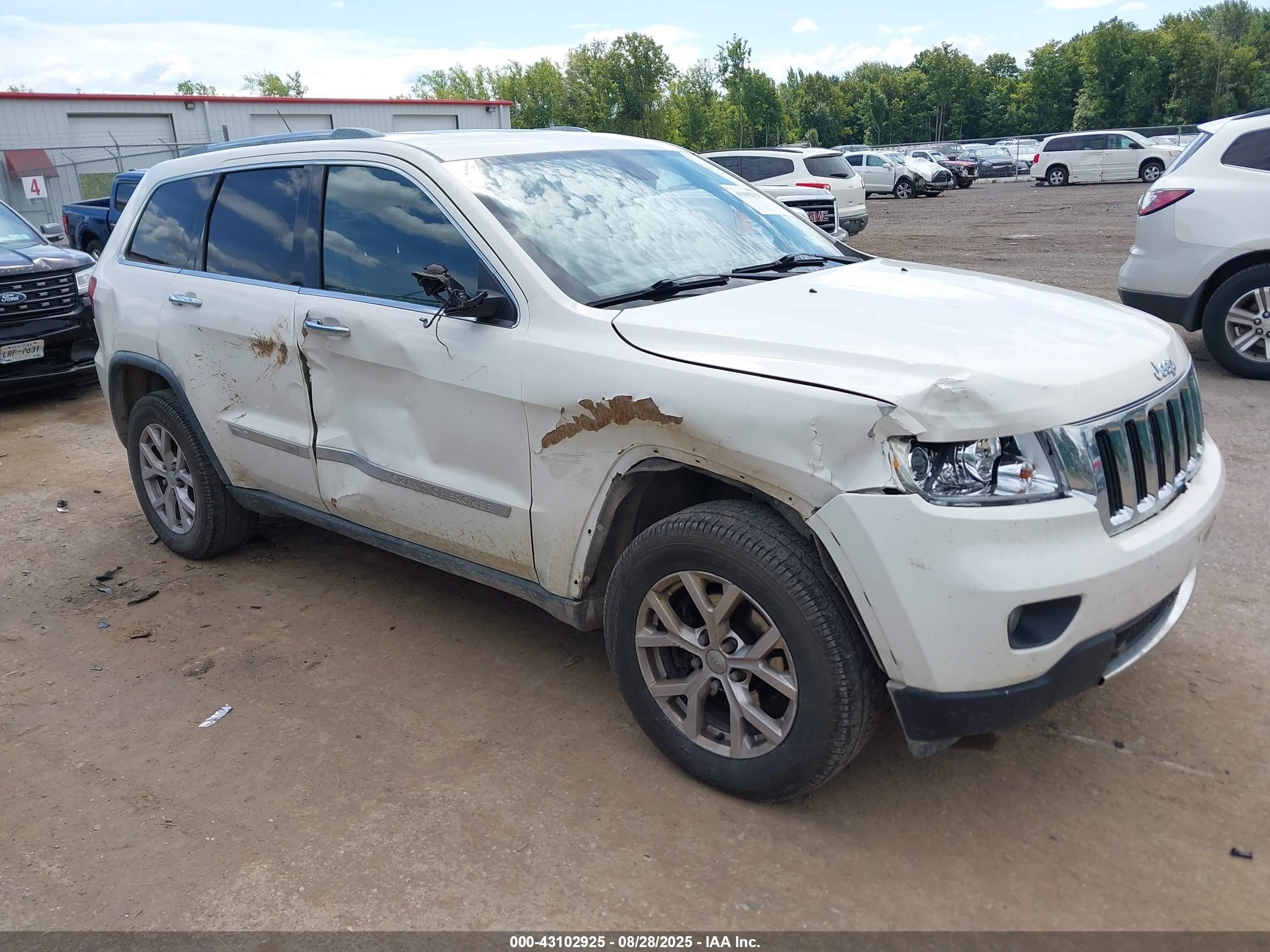 2011 Jeep Grand Cherokee Limited, VIN 1J4RR5GGXBC736811 — Side