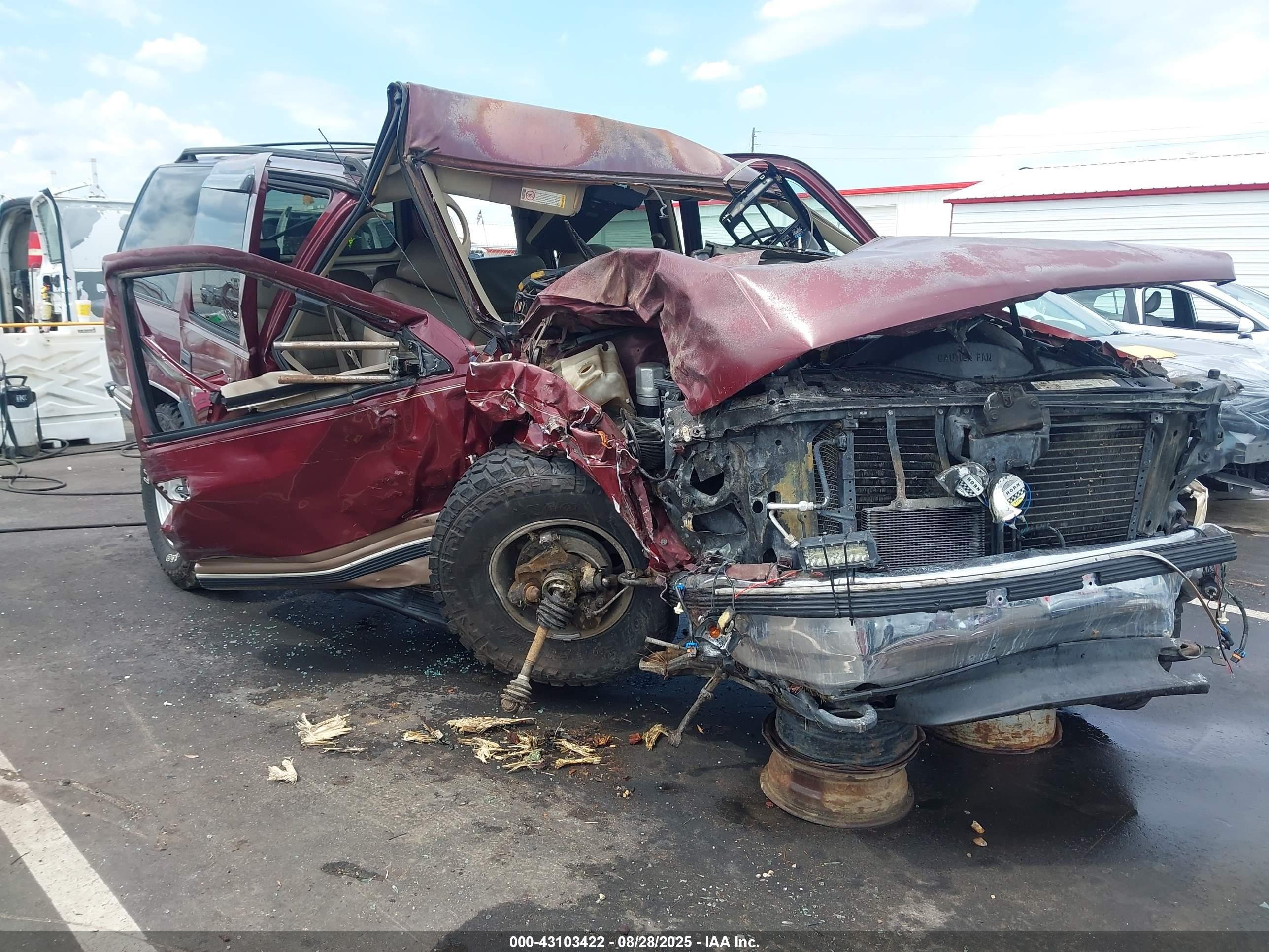 1998 GMC Yukon, VIN 1GKEK13R3WJ705995 — Front end
