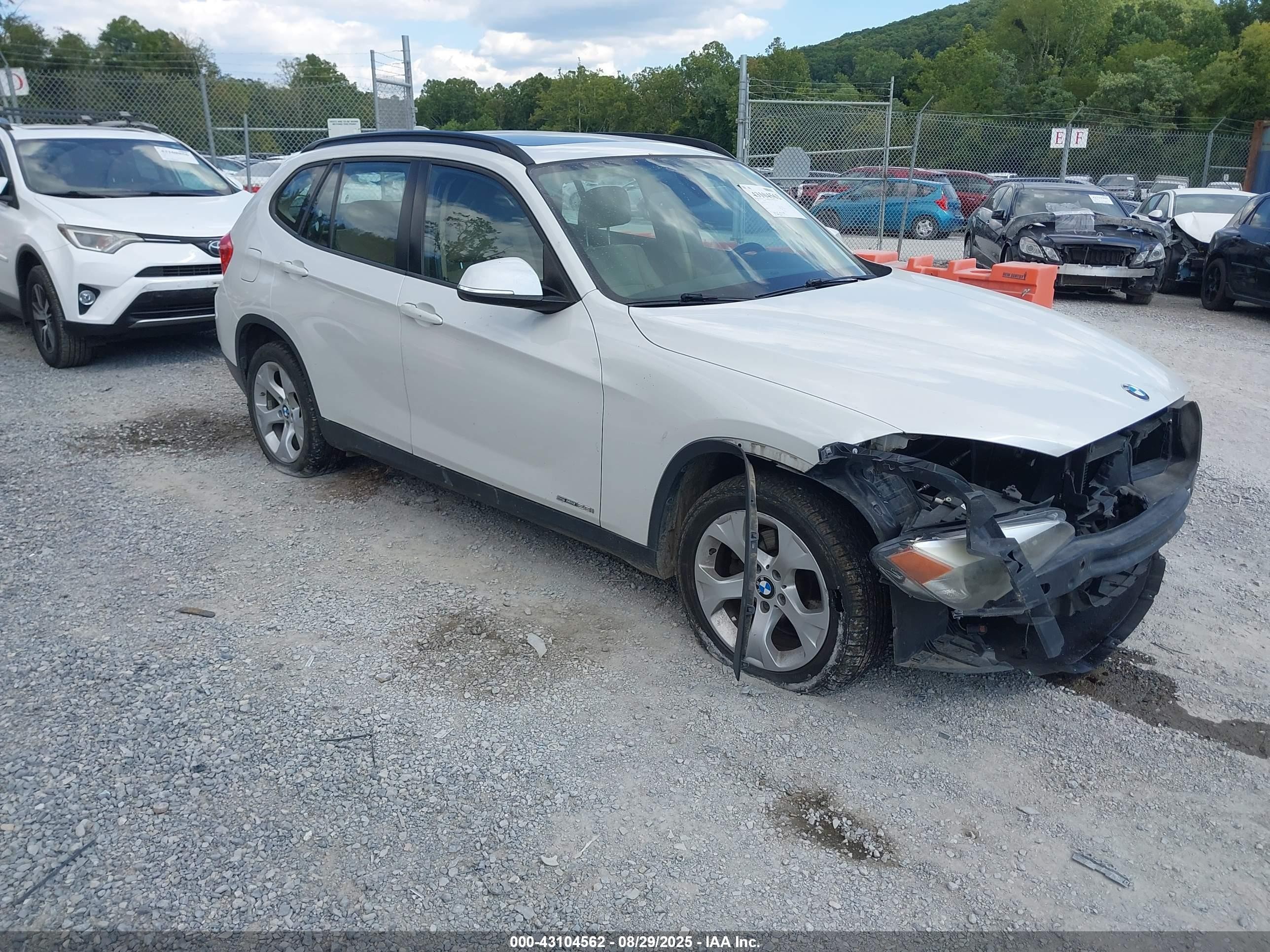 2015 BMW X1 sDrive28i, VIN WBAVM1C54FV316503 — Front end