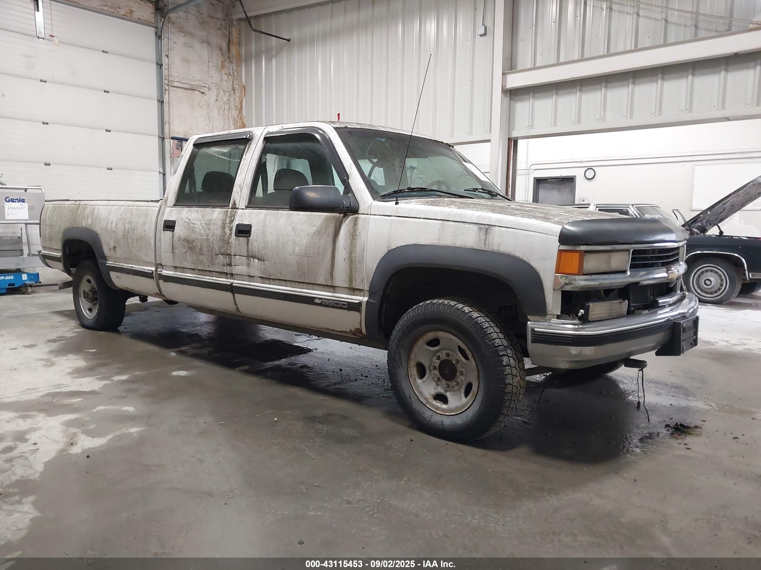 2000 Chevrolet Silverado 3500, VIN 1GCHK33R3YF441008 — Side