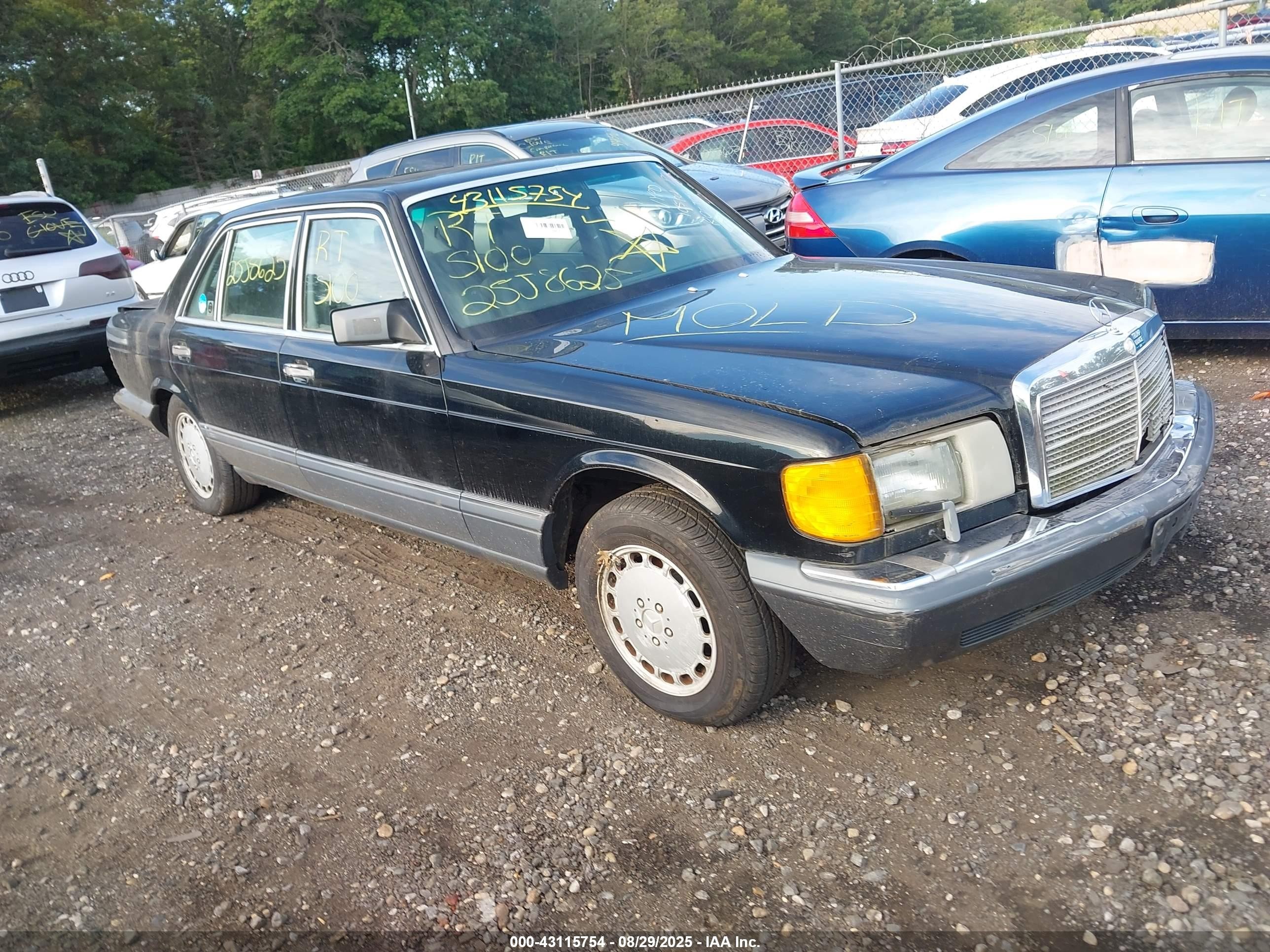 1990 Mercedes-Benz 560, VIN WDBCA39E4LA556870 — All over